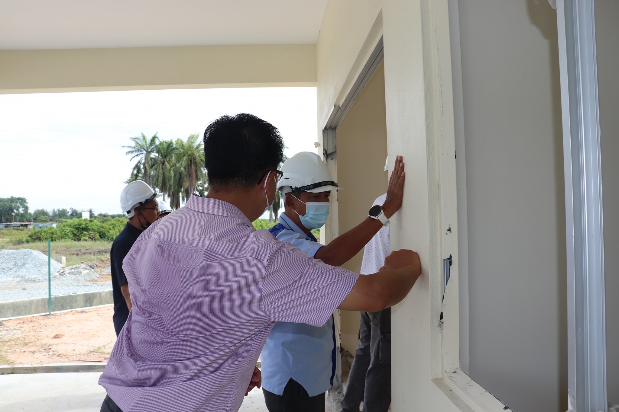 Lawatan Tapak Pengarah Eksekutif LPHS Di Mukim Morib LAWATAN TAPAK PENGARAH EKSEKUTIF LPHS BAGI PEMANTAUAN PEMBANGUNAN PANGSAPURI RUMAH SELANGORKU MORIB ANGGUN DAN RUMAH TERES SELANGORKU 1 TINGKAT 20' X 60' DI MUKIM MORIB, DAERAH KUALA LANGAT TARIKH: