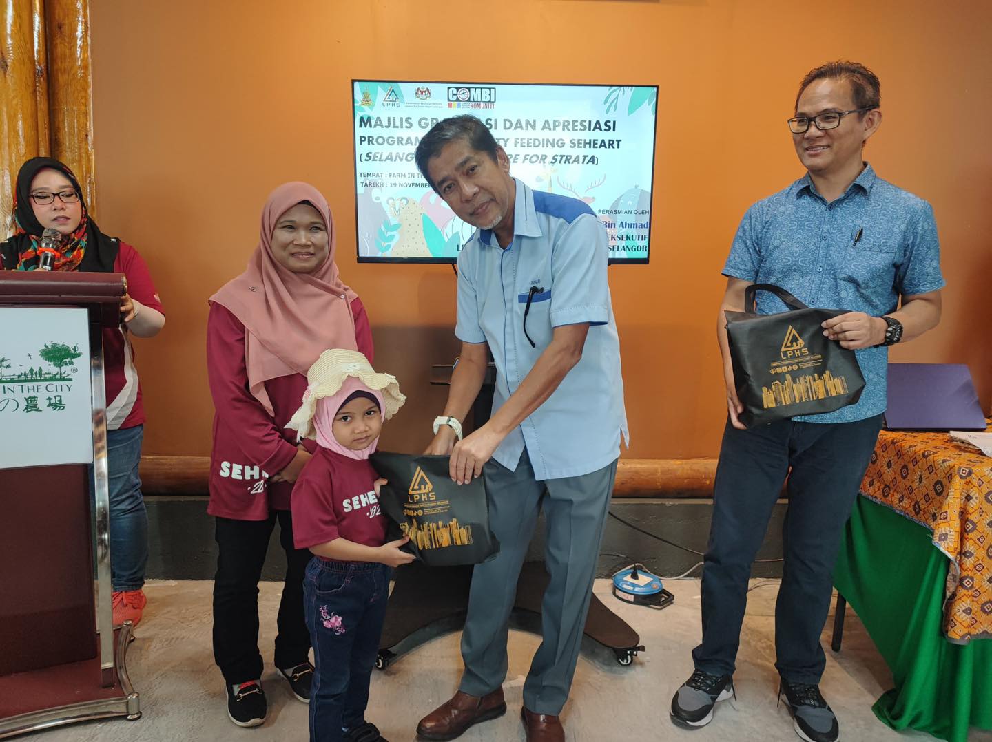 MAJLIS GRADUASI DAN APRESIASI PROGRAM COMMUNITY FEEDING SEHEART MAJLIS GRADUASI DAN APRESIASI PROGRAM COMMUNITY FEEDING SEHEART ( SELANGOR HEALTH CARE FOR STRATA ) TEMPAT : FARM IN THE CITY TARIKH : 19 NOVEMBER 2023 (AHAD) DIRASMIKAN OLEH YBhg. Dato'
