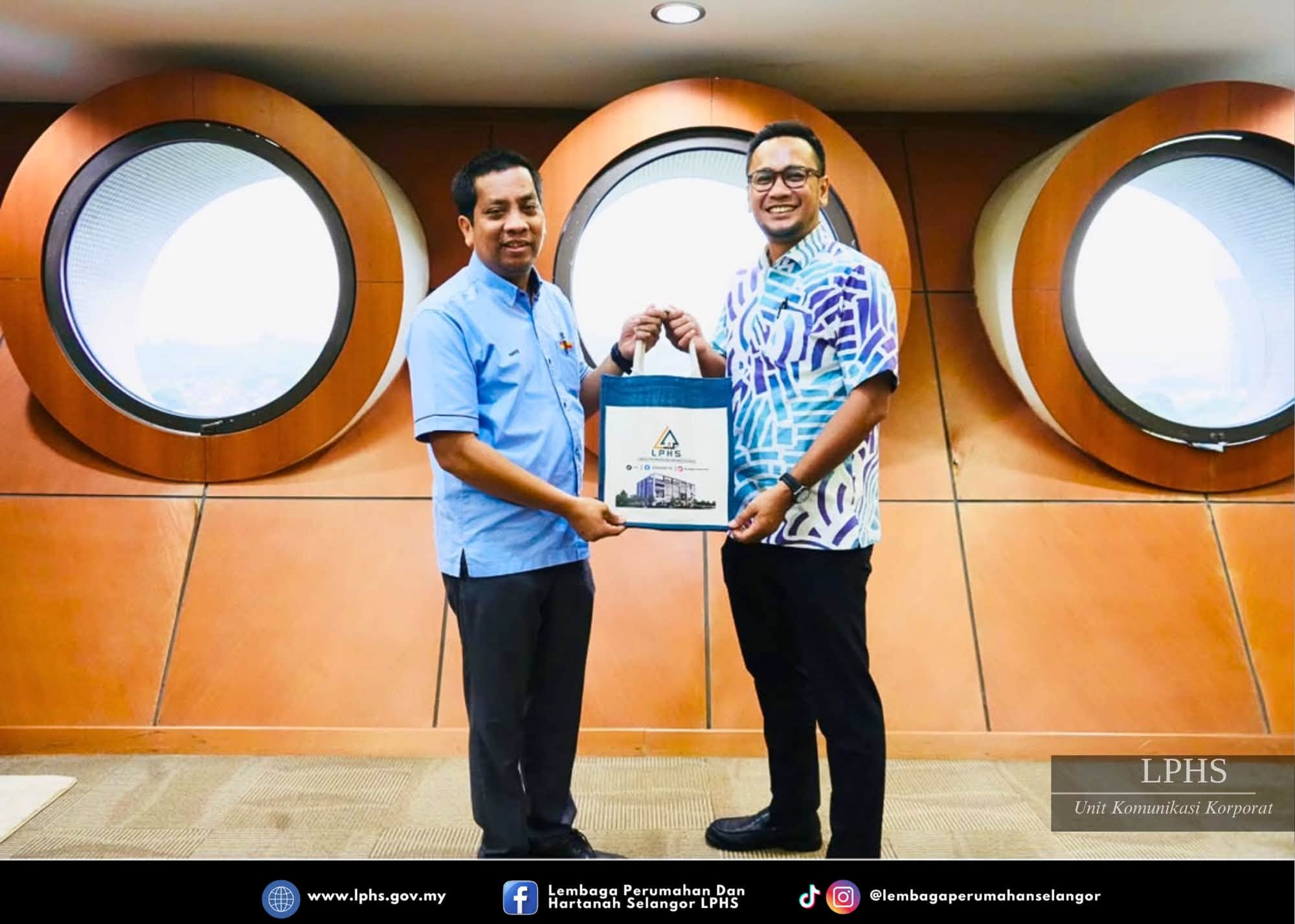 KUNJUNGAN HORMAT TEAM RUMAH IDAMAN MBI KE ATAS PEMANGKU PENGARAH EKSEKUTIF