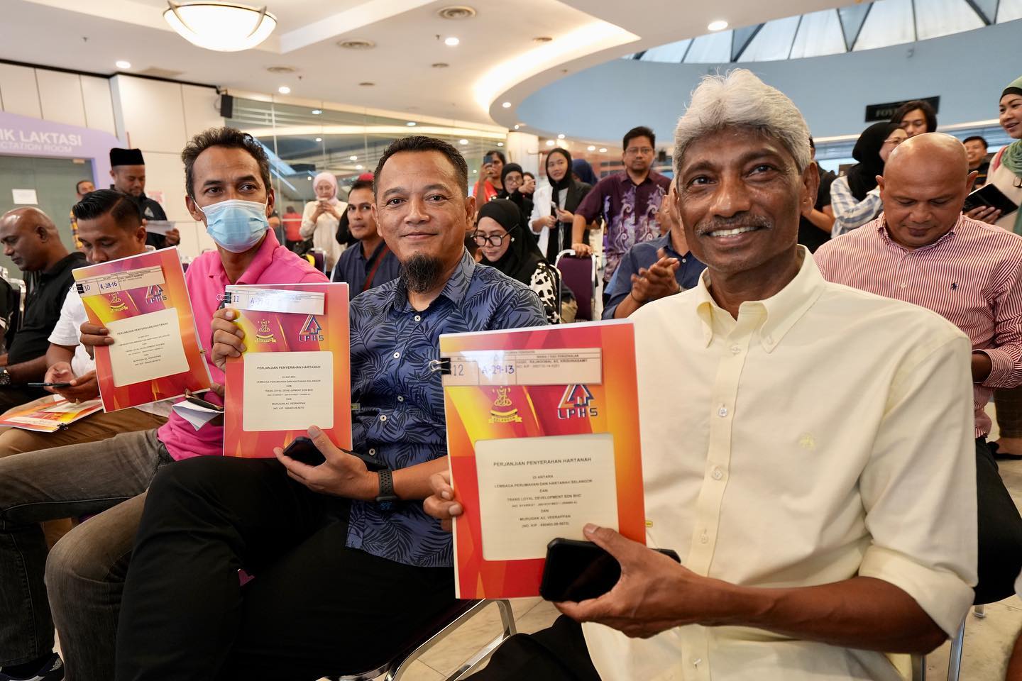 Majlis cabutan undi unit Rumah IDAMAN oleh bekas pemain Bola Sepak Selangor. Majlis cabutan undi unit dan menandatangani penjanjian jual beli Rumah IDAMAN ABADI oleh 26 bekas pemain Persatuan Bola Sepak Selangor. Dengan termeterainya perjanjian ini m