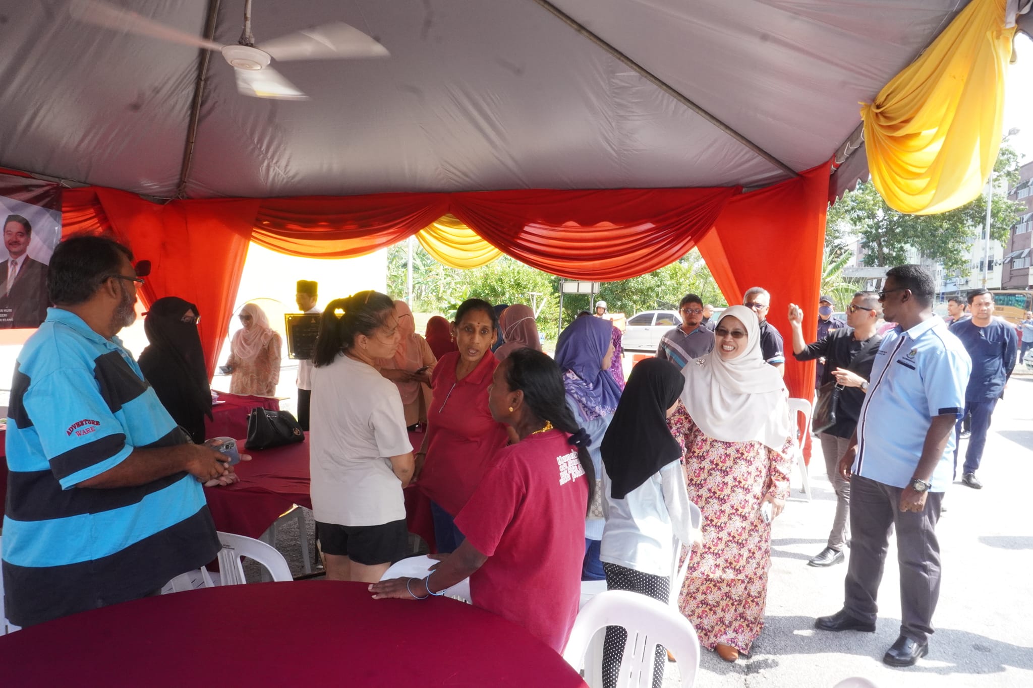 SEKITAR MAJLIS PERASMIAN PROJEK SELANGOR PENYAYANG DI PANGSAPURI SAMUDERA 2 MASA: 11.30 PAGI TEMPAT: PERKARANGAN TEMPAT LETAK KERETA, PANGSAPURI SAMUDERA 2, PELABUHAN KLANG DISEMPURNAKAN: YB. PUAN HAJAH RODZIAH BINTI ISMAIL EXCO PERUMAHAN, KESEJAHTER