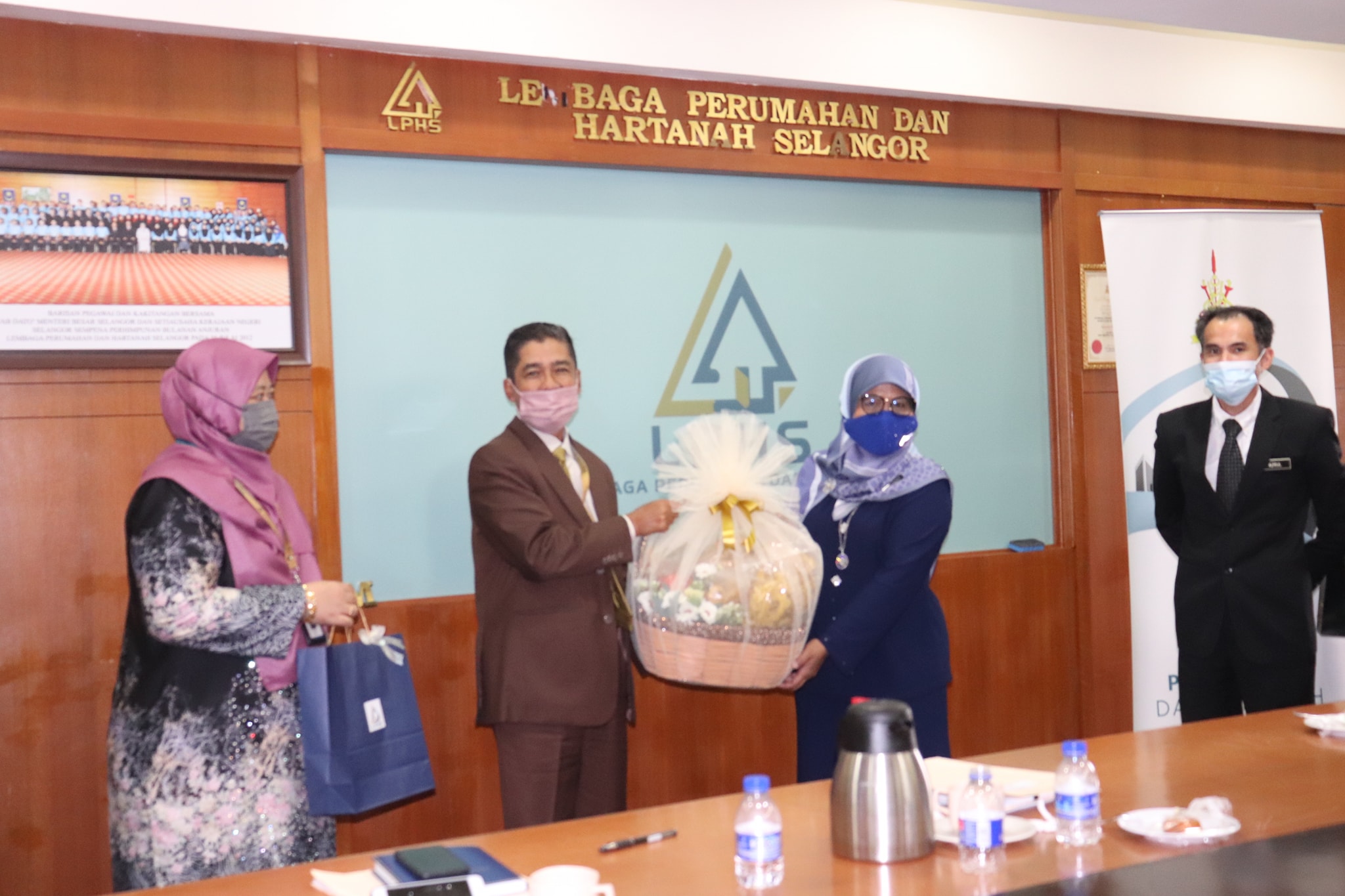 Lawatan Delegasi Lembaga Perumahan Dan Hartanah Pahang (LPHP) LAWATAN DELEGASI LEMBAGA PERUMAHAN DAN HARTANAH PAHANG (LPHP) KE LEMBAGA PERUMAHAN DAN HARTANAH SELANGOR (LPHS) DIKETUAI DELEGASI LPHP PUAN ISMAYATI BINTI ISMAIL (SETIAUSAHA BAHAGIAN)