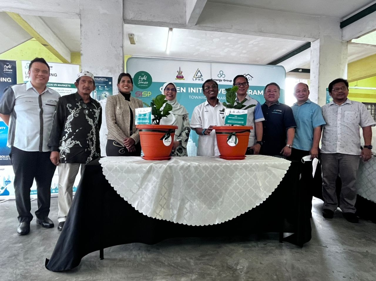PELANCARAN PEMASANGAN LAMPU LED DI BAWAH PROGRAM INISIATIF BANGUNAN HIJAU (GREEN INITIATIVE PROGRAM) PELANCARAN PEMASANGAN LAMPU LED DI BAWAH PROGRAM INISIATIF BANGUNAN HIJAU (GREEN INITIATIVE PROGRAM)