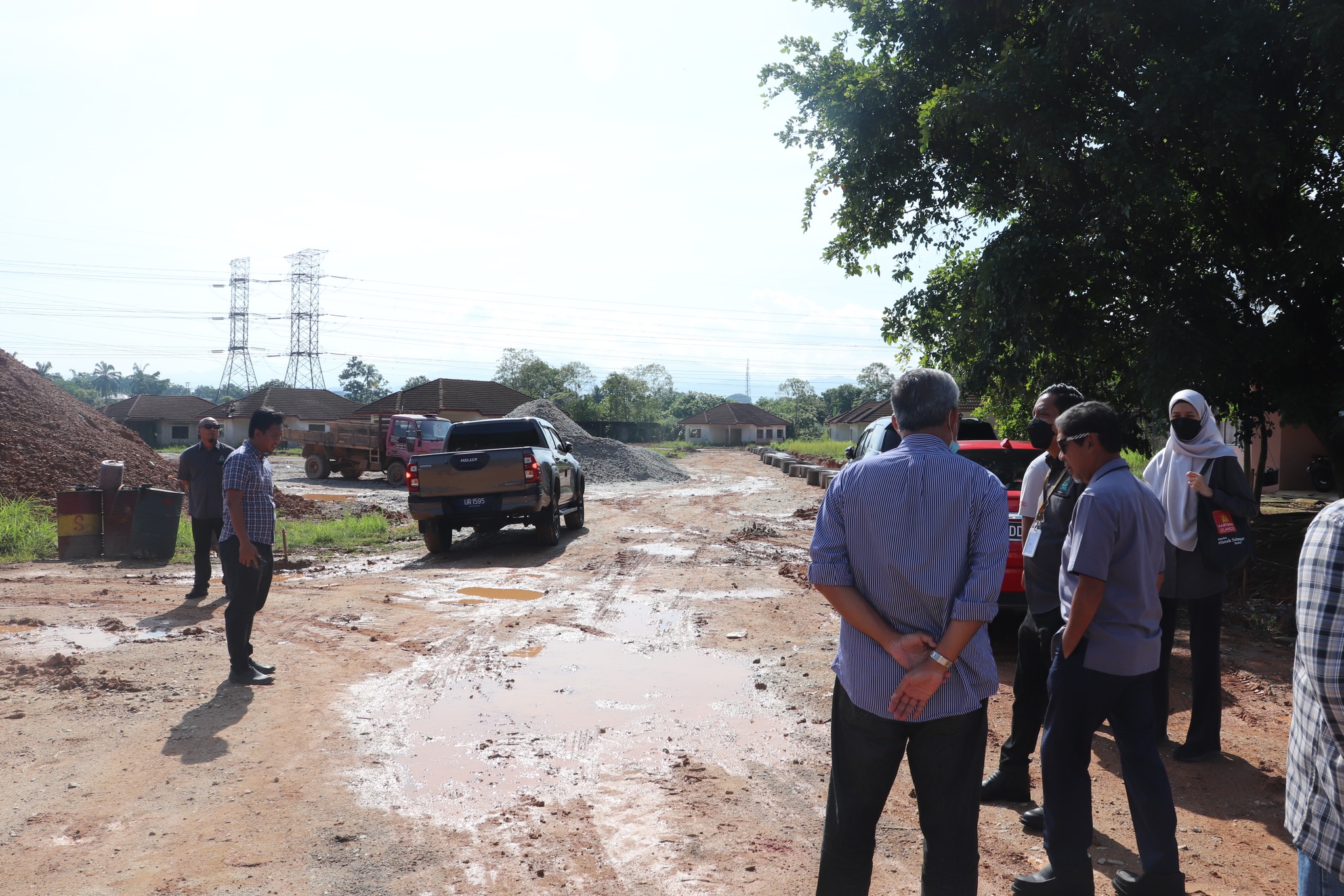 LAWATAN TAPAK BERSAMA PENGARAH EKSEKUTIF LPHS BAGI KERJA-KERJA PEMBINAAN KEMUDAHAN INFRASTRUKTUR LAWATAN TAPAK BERSAMA PENGARAH EKSEKUTIF LPHS BAGI KERJA-KERJA PEMBINAAN KEMUDAHAN INFRASTRUKTUR LUAR DI TAPAK PROJEK PEMBESARAN KAMPUNG KOSKAN, MUKIM SE