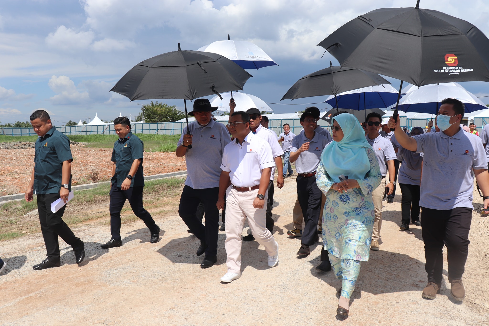 MAJLIS PENYERAHAN KUNCI RUMAH KOS RENDAH PROJEK TAMAN SUNGAI YU INDAH MAJLIS PENYERAHAN KUNCI RUMAH KOS RENDAH PROJEK TAMAN SUNGAI YU INDAH MUKIM HUJUNG PERMATANG KUALA SELANGOR DISEMPURNAKAN OLEH: Y.A.B DATO' SERI AMIRUDIN SHARI DATO MENTERI BESAR S