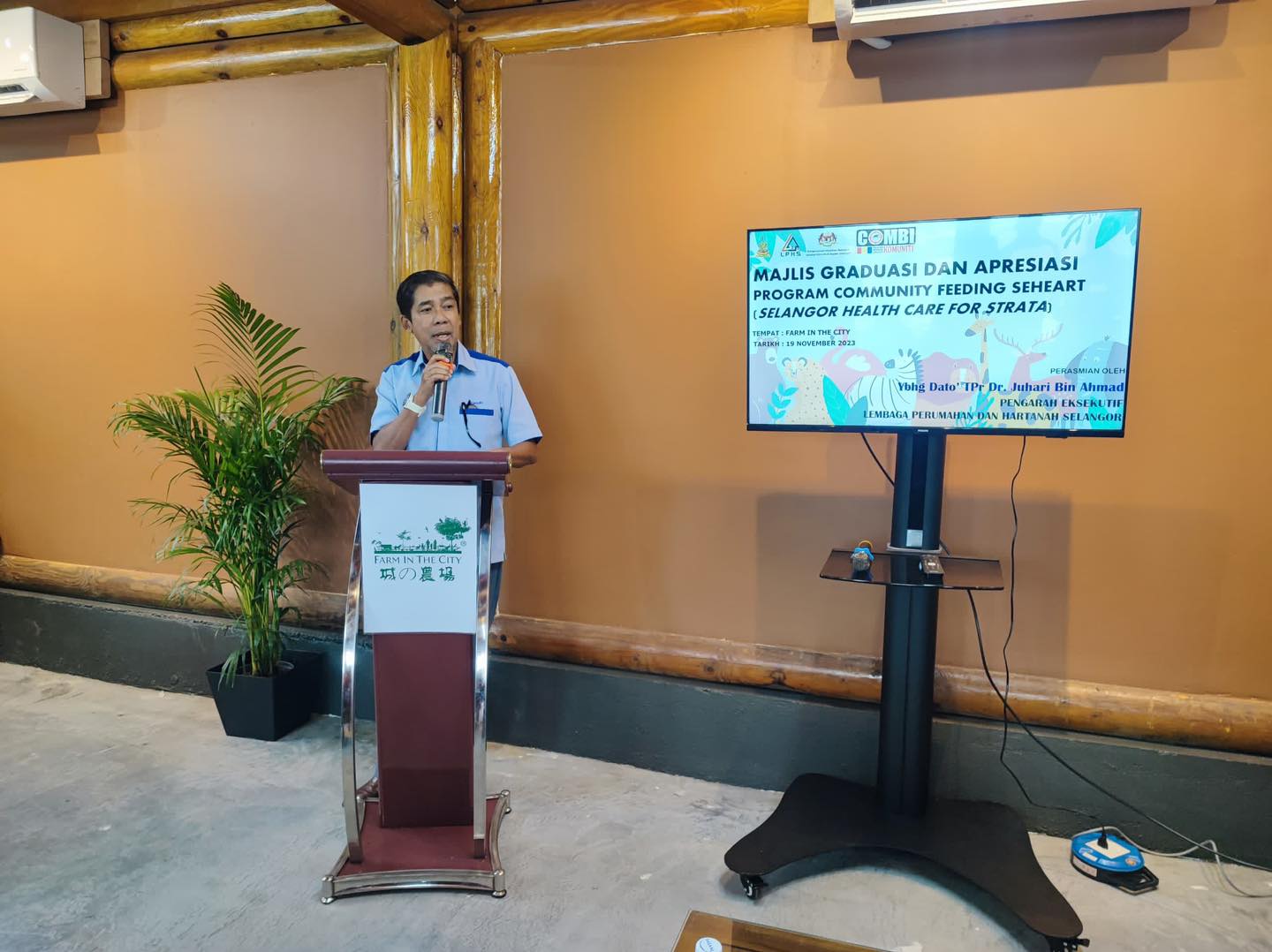 MAJLIS GRADUASI DAN APRESIASI PROGRAM COMMUNITY FEEDING SEHEART MAJLIS GRADUASI DAN APRESIASI PROGRAM COMMUNITY FEEDING SEHEART ( SELANGOR HEALTH CARE FOR STRATA ) TEMPAT : FARM IN THE CITY TARIKH : 19 NOVEMBER 2023 (AHAD) DIRASMIKAN OLEH YBhg. Dato'