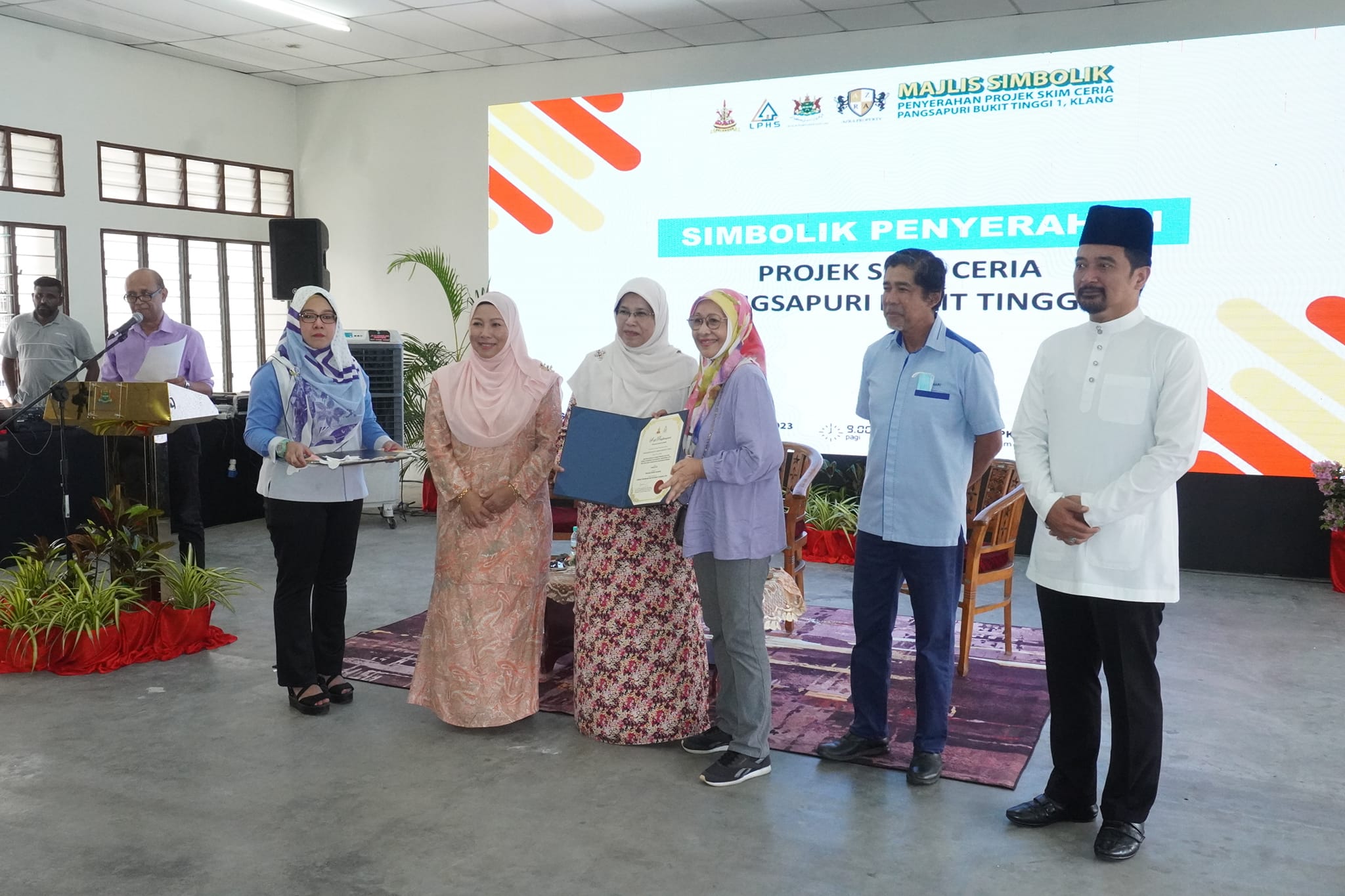 SEKITAR MAJLIS SIMBOLIK PENYERAHAN PROJEK SKIM CERIA PANGSAPURI BUKIT TINGGI 1, KLANG MASA: 10.00 PAGI BERTEMPAT: DEWAN MPK, PANGSAPURI BUKIT TINGGI 1, KLANG DISEMPURNAKAN: YB. PUAN HAJAH RODZIAH BINTI ISMAIL EXCO PERUMAHAN, KESEJAHTERAAN BANDAR DAN