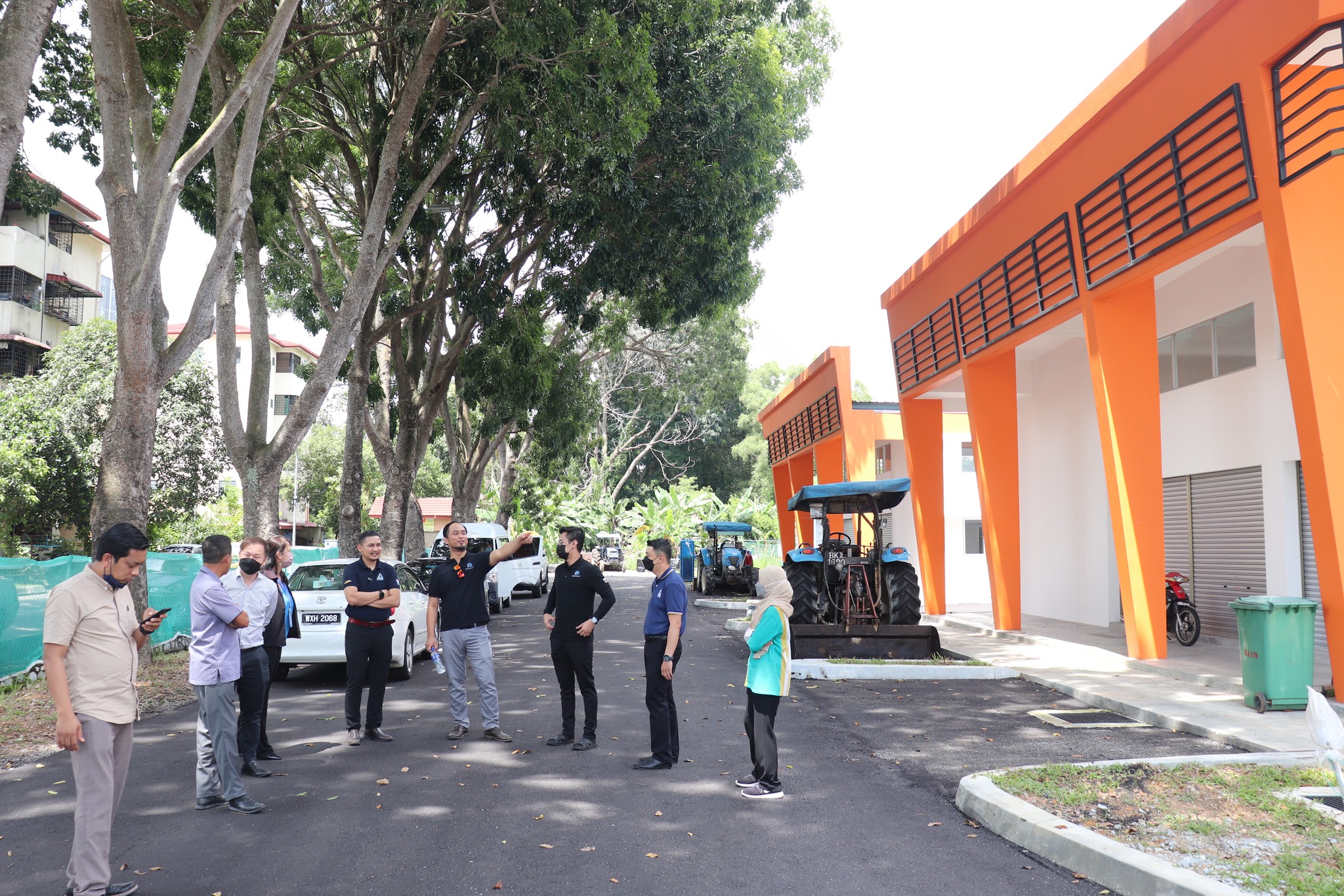 LAWATAN TAPAK BERSAMA PENGARAH EKSEKUTIF LPHS BAGI PROJEK KEDAI MAMPU MILIK TAMAN PUCHONG UTAMA LAWATAN TAPAK BERSAMA PENGARAH EKSEKUTIF LPHS BAGI PROJEK KEDAI MAMPU MILIK TAMAN PUCHONG UTAMA OLEH TETUAN HILLCREST GARDENS SDN. BHD. TARIKH: 9 NOVEMBER