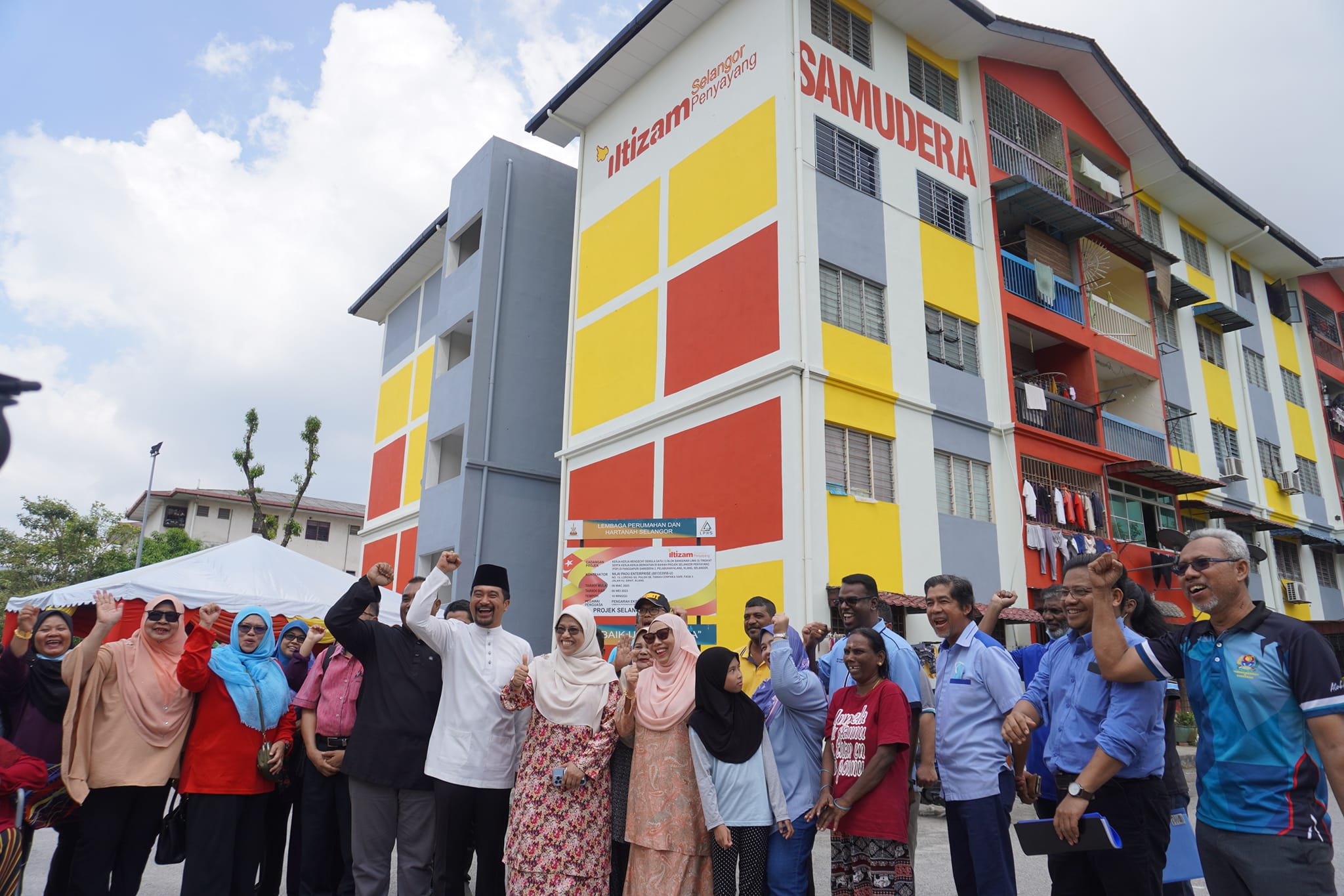 SEKITAR MAJLIS PERASMIAN PROJEK SELANGOR PENYAYANG DI PANGSAPURI SAMUDERA 2 MASA: 11.30 PAGI TEMPAT: PERKARANGAN TEMPAT LETAK KERETA, PANGSAPURI SAMUDERA 2, PELABUHAN KLANG DISEMPURNAKAN: YB. PUAN HAJAH RODZIAH BINTI ISMAIL EXCO PERUMAHAN, KESEJAHTER