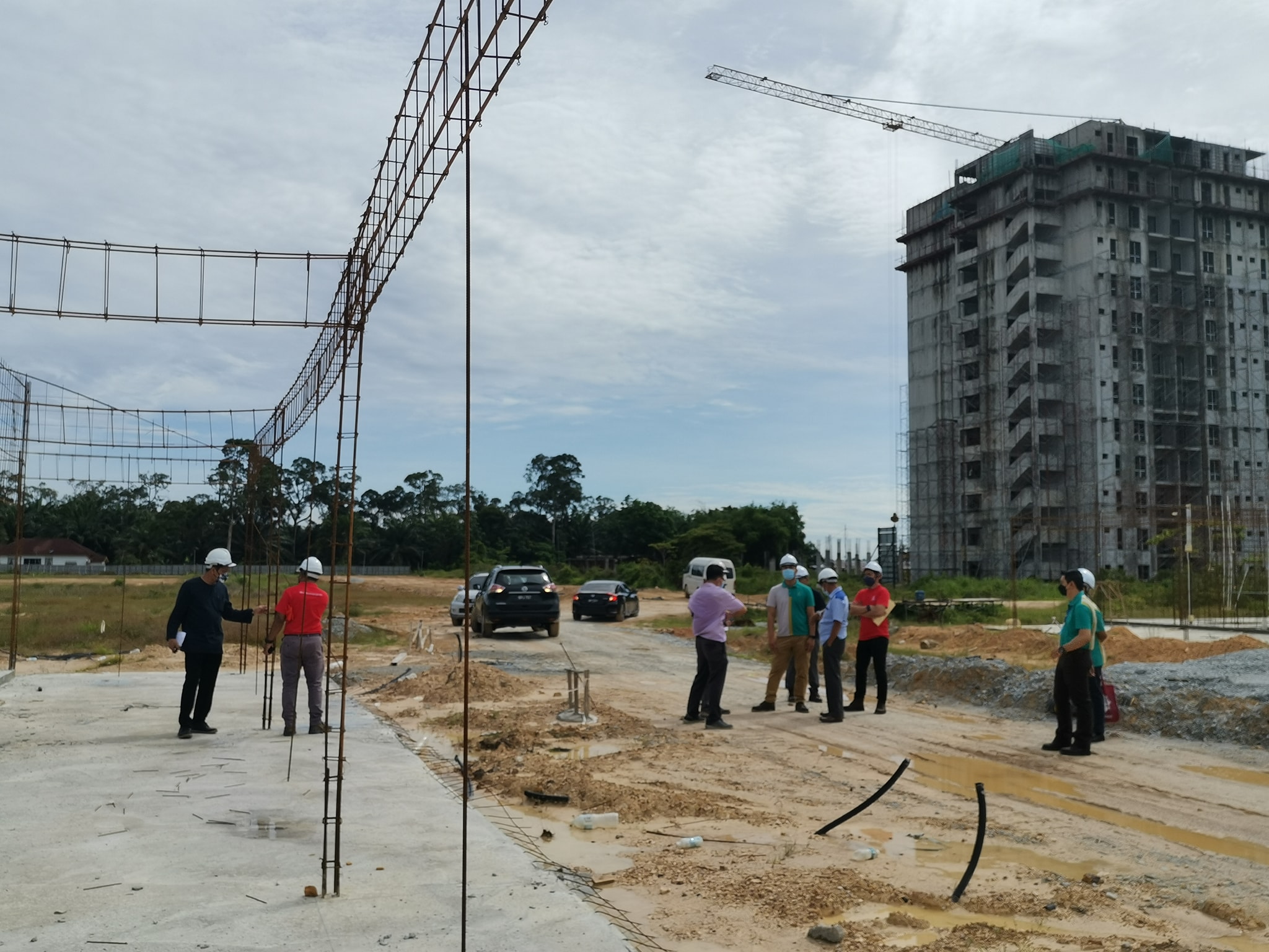 Lawatan Tapak Pengarah Eksekutif LPHS Di Mukim Morib LAWATAN TAPAK PENGARAH EKSEKUTIF LPHS BAGI PEMANTAUAN PEMBANGUNAN PANGSAPURI RUMAH SELANGORKU MORIB ANGGUN DAN RUMAH TERES SELANGORKU 1 TINGKAT 20' X 60' DI MUKIM MORIB, DAERAH KUALA LANGAT TARIKH: