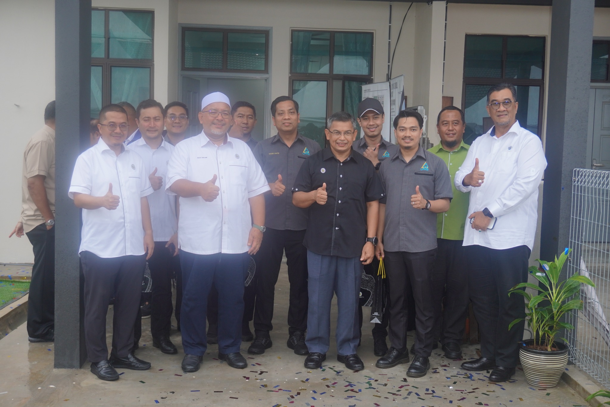 Majlis Penyerahan Kunci Rumah Mampu Milik (RMM) Jemputan ke Majlis Penyerahan Kunci Rumah Mampu Milik (RMM) Tempinis Sejahtera, Mukim Kerandang, Besut, Terengganu Tarikh : 20 November 2023 (Isnin) Masa : 10.30 Pagi Tempat : Tapak Rumah Mampu Milik (R
