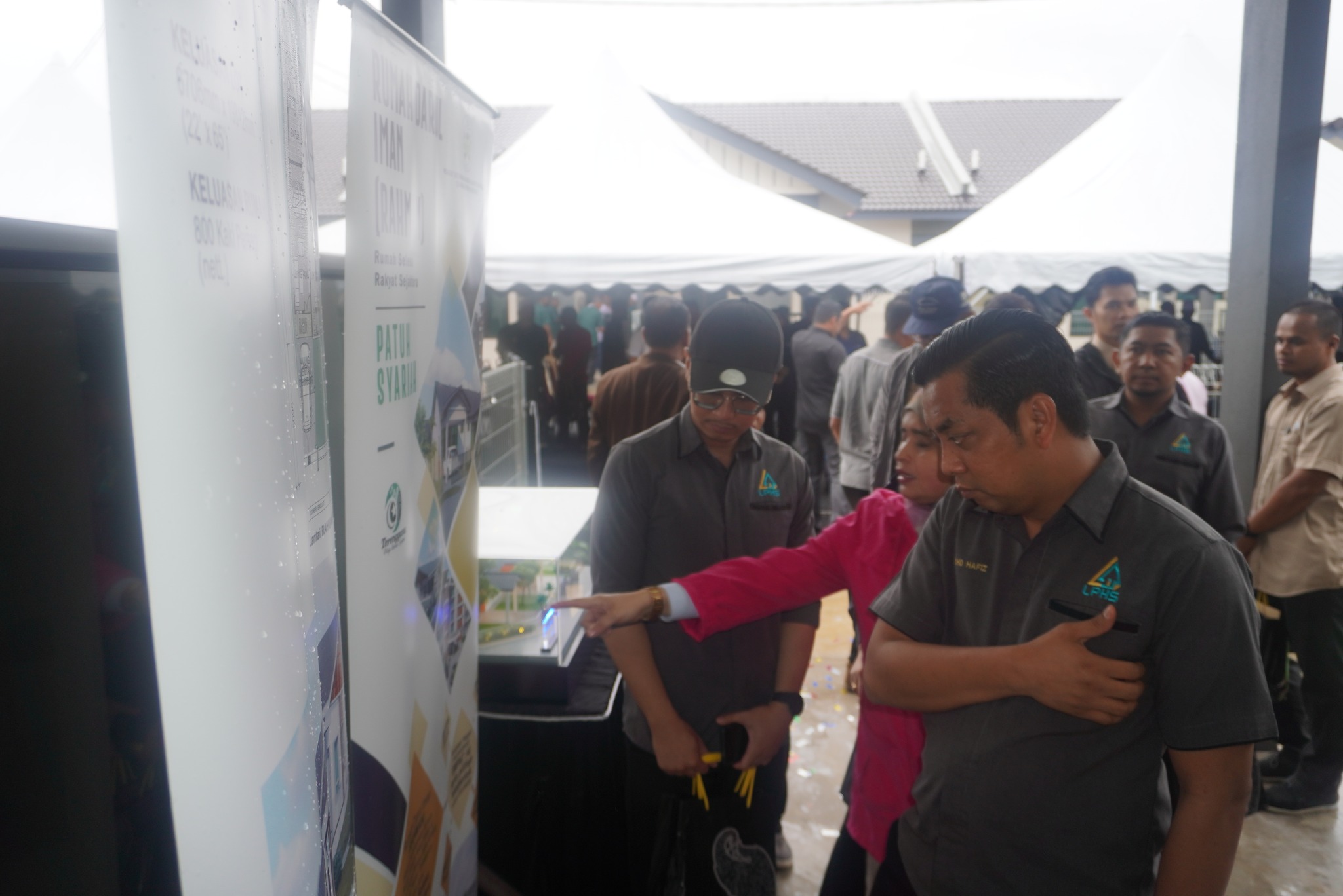 Majlis Penyerahan Kunci Rumah Mampu Milik (RMM) Jemputan ke Majlis Penyerahan Kunci Rumah Mampu Milik (RMM) Tempinis Sejahtera, Mukim Kerandang, Besut, Terengganu Tarikh : 20 November 2023 (Isnin) Masa : 10.30 Pagi Tempat : Tapak Rumah Mampu Milik (R
