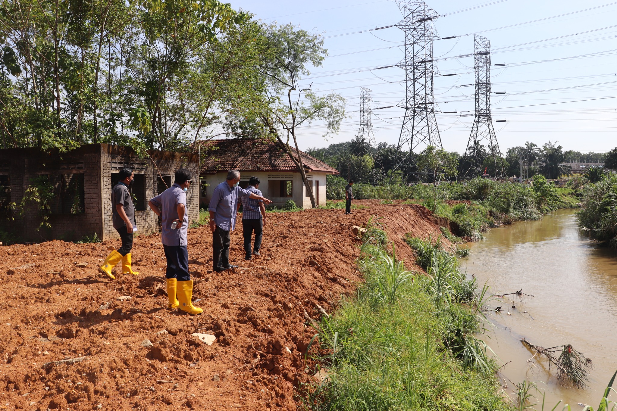 LAWATAN TAPAK BERSAMA PENGARAH EKSEKUTIF LPHS BAGI KERJA-KERJA PEMBINAAN KEMUDAHAN INFRASTRUKTUR LAWATAN TAPAK BERSAMA PENGARAH EKSEKUTIF LPHS BAGI KERJA-KERJA PEMBINAAN KEMUDAHAN INFRASTRUKTUR LUAR DI TAPAK PROJEK PEMBESARAN KAMPUNG KOSKAN, MUKIM SE
