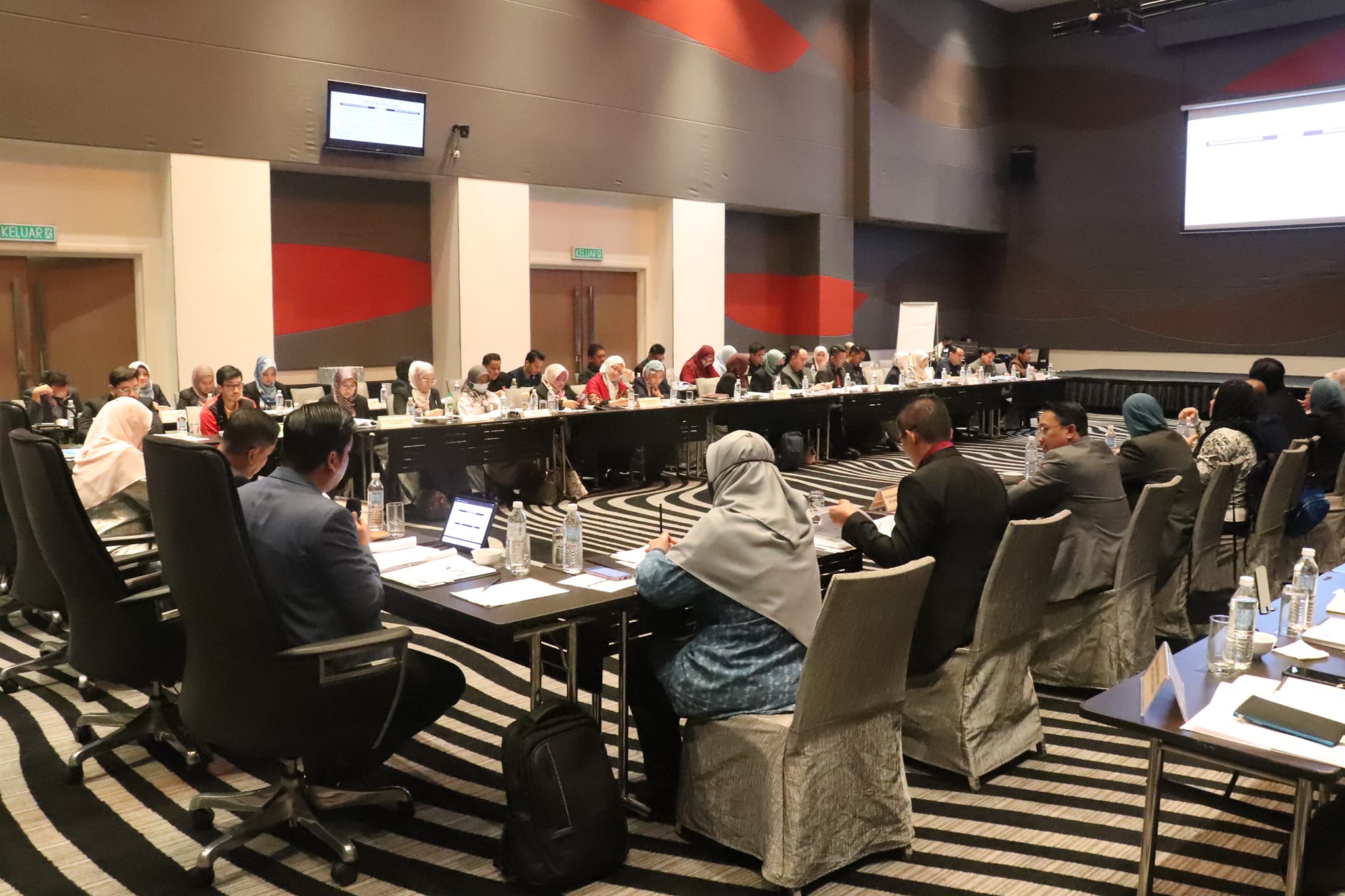 Mesyuarat Jawatankuasa Tetap (STANDCO) Perumahan & Kesejahteraan Bandar Negeri Selangor bil1/2023 Mesyuarat Jawatankuasa Tetap (STANDCO) Perumahan & Kesejahteraan Bandar Negeri Selangor bil1/2023 Tarikh: 16 - 17 Februari 2023 (Khamis-Jumaat) Tempat: