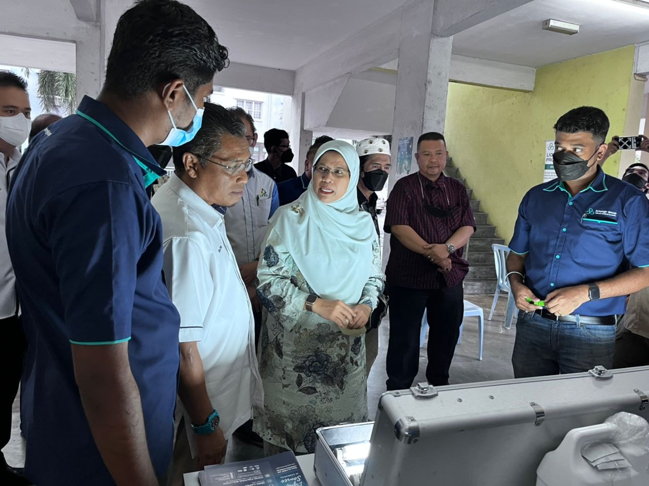 PELANCARAN PEMASANGAN LAMPU LED DI BAWAH PROGRAM INISIATIF BANGUNAN HIJAU (GREEN INITIATIVE PROGRAM) PELANCARAN PEMASANGAN LAMPU LED DI BAWAH PROGRAM INISIATIF BANGUNAN HIJAU (GREEN INITIATIVE PROGRAM)