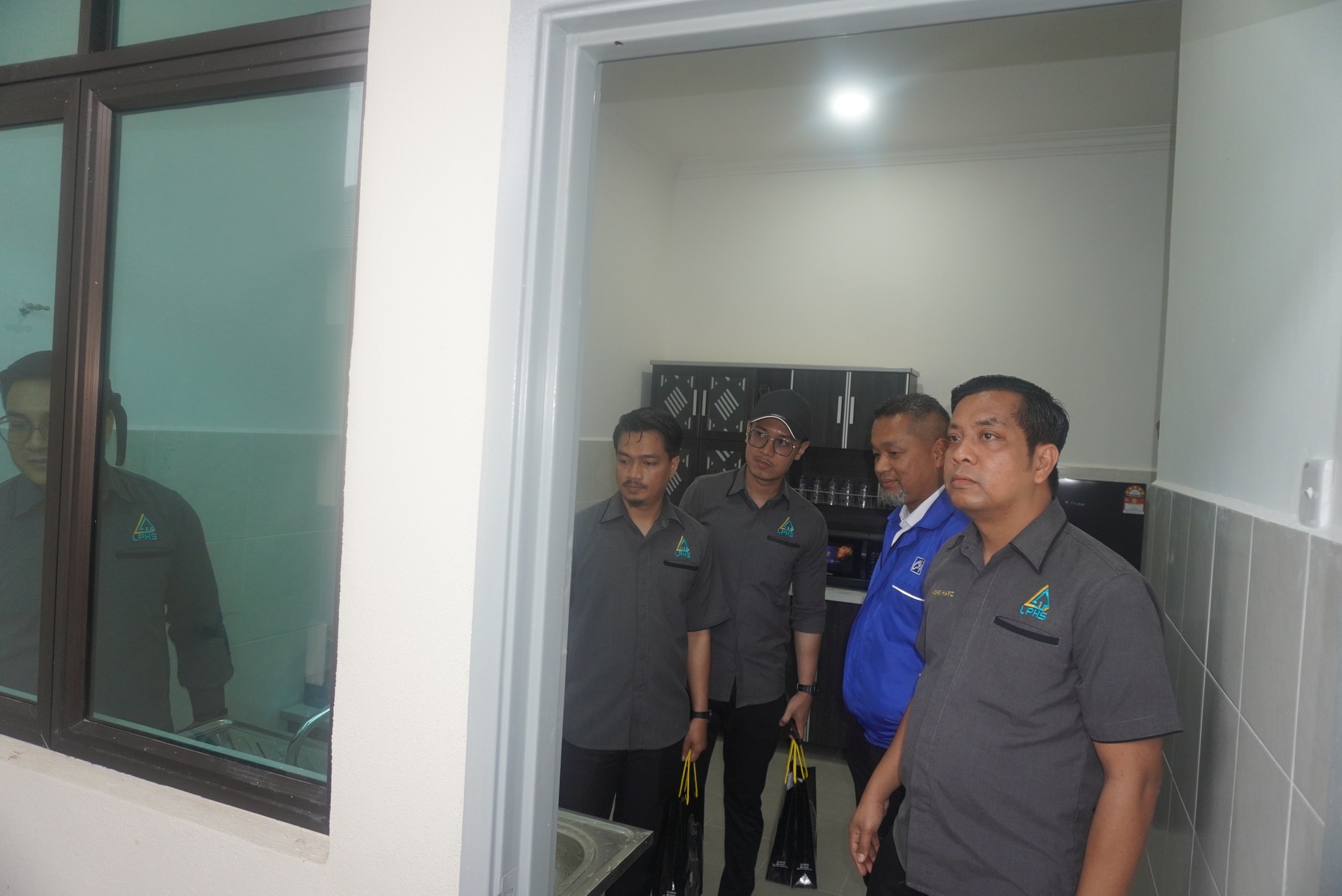 Majlis Penyerahan Kunci Rumah Mampu Milik (RMM) Jemputan ke Majlis Penyerahan Kunci Rumah Mampu Milik (RMM) Tempinis Sejahtera, Mukim Kerandang, Besut, Terengganu Tarikh : 20 November 2023 (Isnin) Masa : 10.30 Pagi Tempat : Tapak Rumah Mampu Milik (R