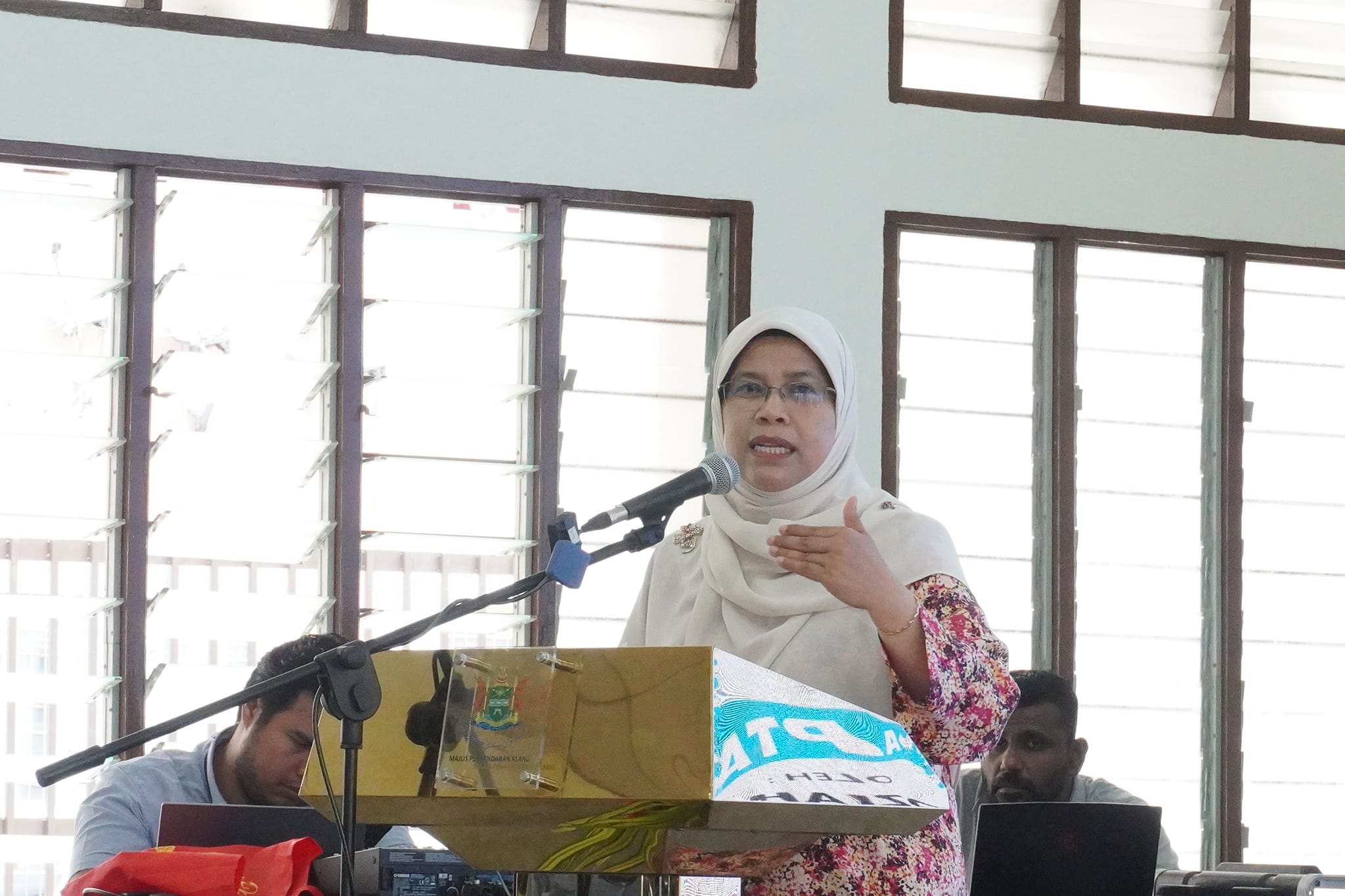 SEKITAR MAJLIS SIMBOLIK PENYERAHAN PROJEK SKIM CERIA PANGSAPURI BUKIT TINGGI 1, KLANG MASA: 10.00 PAGI BERTEMPAT: DEWAN MPK, PANGSAPURI BUKIT TINGGI 1, KLANG DISEMPURNAKAN: YB. PUAN HAJAH RODZIAH BINTI ISMAIL EXCO PERUMAHAN, KESEJAHTERAAN BANDAR DAN