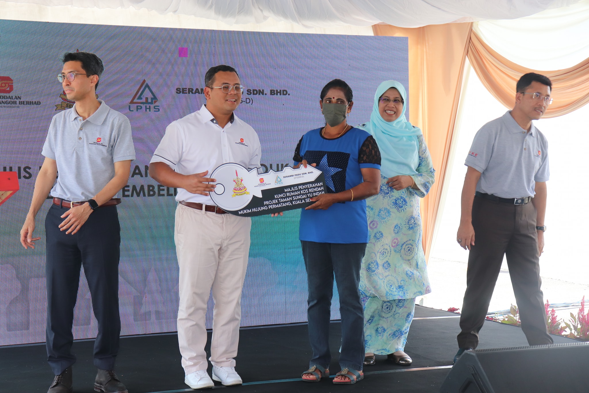 MAJLIS PENYERAHAN KUNCI RUMAH KOS RENDAH PROJEK TAMAN SUNGAI YU INDAH MAJLIS PENYERAHAN KUNCI RUMAH KOS RENDAH PROJEK TAMAN SUNGAI YU INDAH MUKIM HUJUNG PERMATANG KUALA SELANGOR DISEMPURNAKAN OLEH: Y.A.B DATO' SERI AMIRUDIN SHARI DATO MENTERI BESAR S
