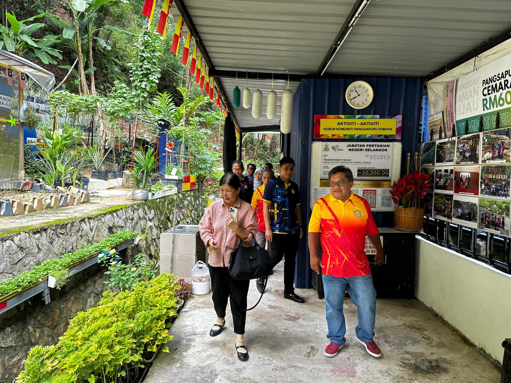 Lawatan Rasmi Delegasi Dari Thailand dan Indonesia Ke Projek Kebun Komuniti Program : Lawatan Rasmi Delegasi Dari Thailand dan Indonesia Ke Projek Kebun Komuniti MPAJ & Projek Ruang Komunal MBSJ Tarikh : 22 Oktober 2023 Tempat : Pangsapuri Cemara 1 &
