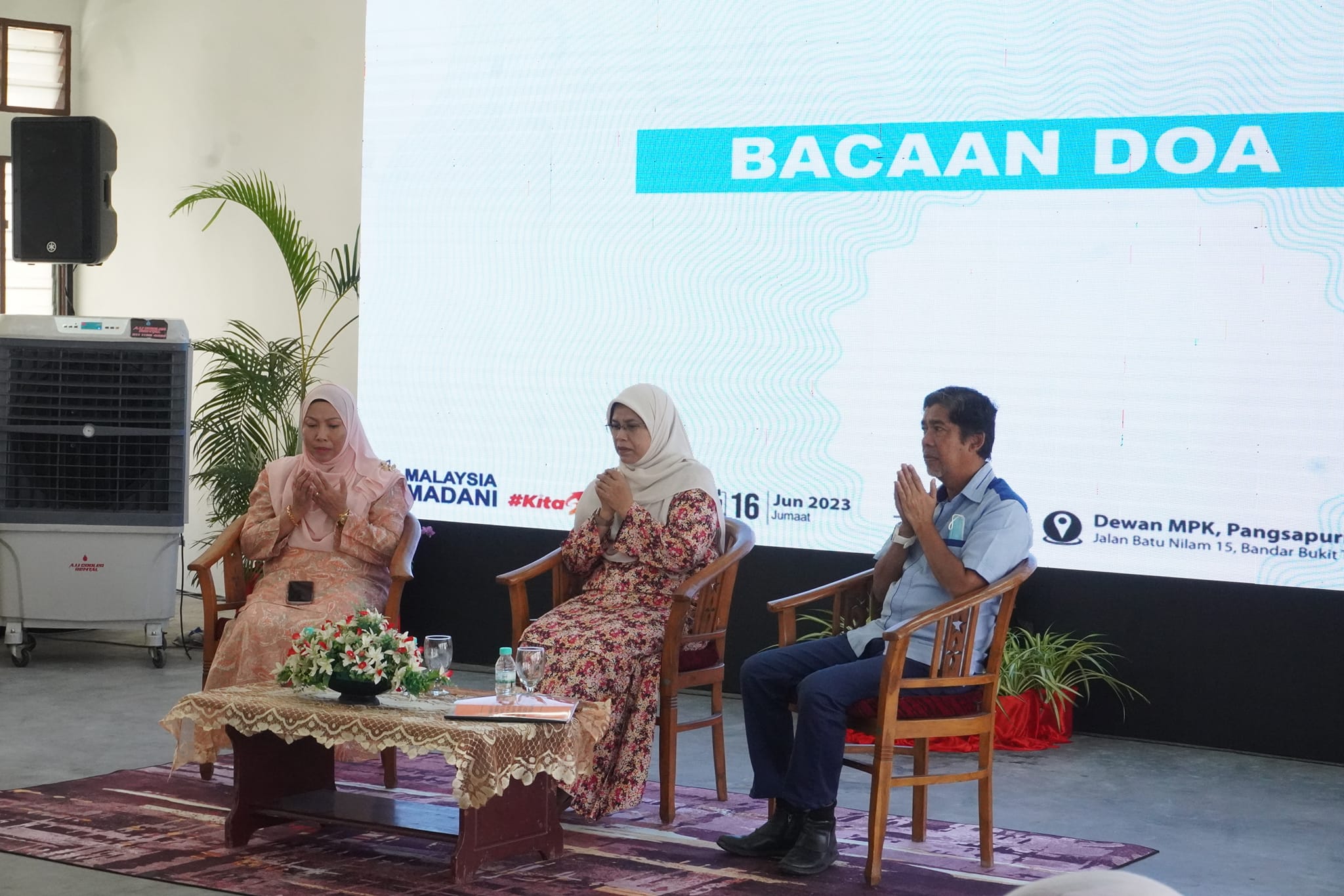 SEKITAR MAJLIS SIMBOLIK PENYERAHAN PROJEK SKIM CERIA PANGSAPURI BUKIT TINGGI 1, KLANG MASA: 10.00 PAGI BERTEMPAT: DEWAN MPK, PANGSAPURI BUKIT TINGGI 1, KLANG DISEMPURNAKAN: YB. PUAN HAJAH RODZIAH BINTI ISMAIL EXCO PERUMAHAN, KESEJAHTERAAN BANDAR DAN