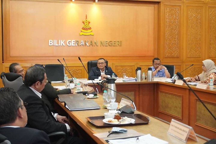 Mesyuarat Ahli Lembaga Pengarah LPHS bersama Dato' Menteri Besar Selangor Mesyuarat Ahli Lembaga Pengarah LPHS bersama Dato' Menteri Besar Selangor
