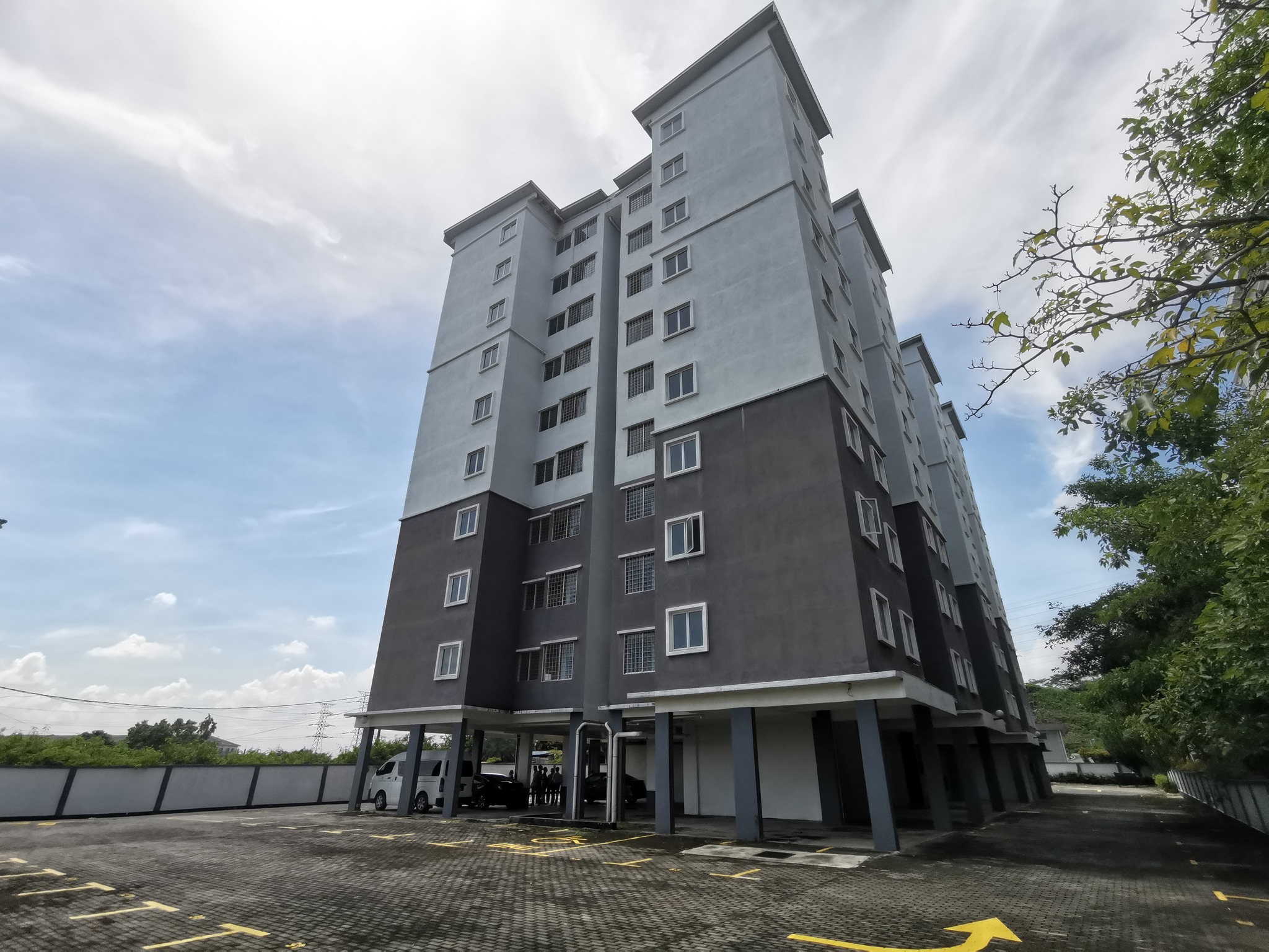 LAWATAN TAPAK BERSAMA PENGARAH EKSEKUTIF LPHS BAGI PROJEK RUMAH KOS RENDAH PANGSAPURI PELANGI INDAH LAWATAN TAPAK BERSAMA PENGARAH EKSEKUTIF LPHS BAGI PROJEK RUMAH KOS RENDAH PANGSAPURI PELANGI INDAH OLEH TETUAN ENG ANN REALTY COMPANY SDN. BHD. TARIK