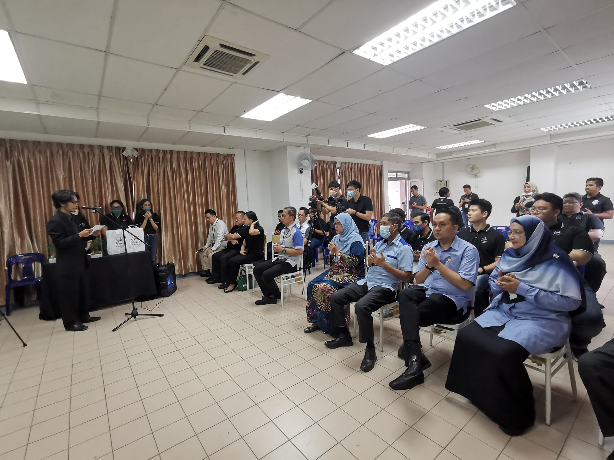 MAJLIS PELANCARAN PEMASANGAN LAMPU LED DI BAWAH PROGRAM INISIATIF BANGUNAN HIJAU MAJLIS PELANCARAN PEMASANGAN LAMPU LED DI BAWAH PROGRAM INISIATIF BANGUNAN HIJAU DI PANGSAPURI VISTA SERI PUTRA, BANDAR SERI PUTRA, KAJANG DISEMPURNAKAN OLEH: YB PUAN HA