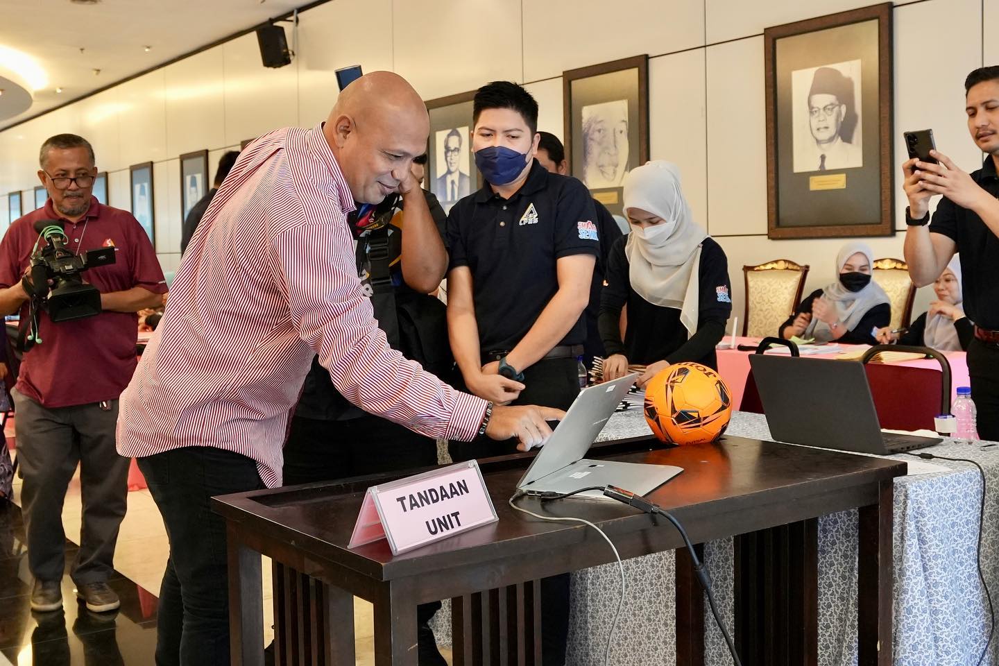 Majlis cabutan undi unit Rumah IDAMAN oleh bekas pemain Bola Sepak Selangor. Majlis cabutan undi unit dan menandatangani penjanjian jual beli Rumah IDAMAN ABADI oleh 26 bekas pemain Persatuan Bola Sepak Selangor. Dengan termeterainya perjanjian ini m