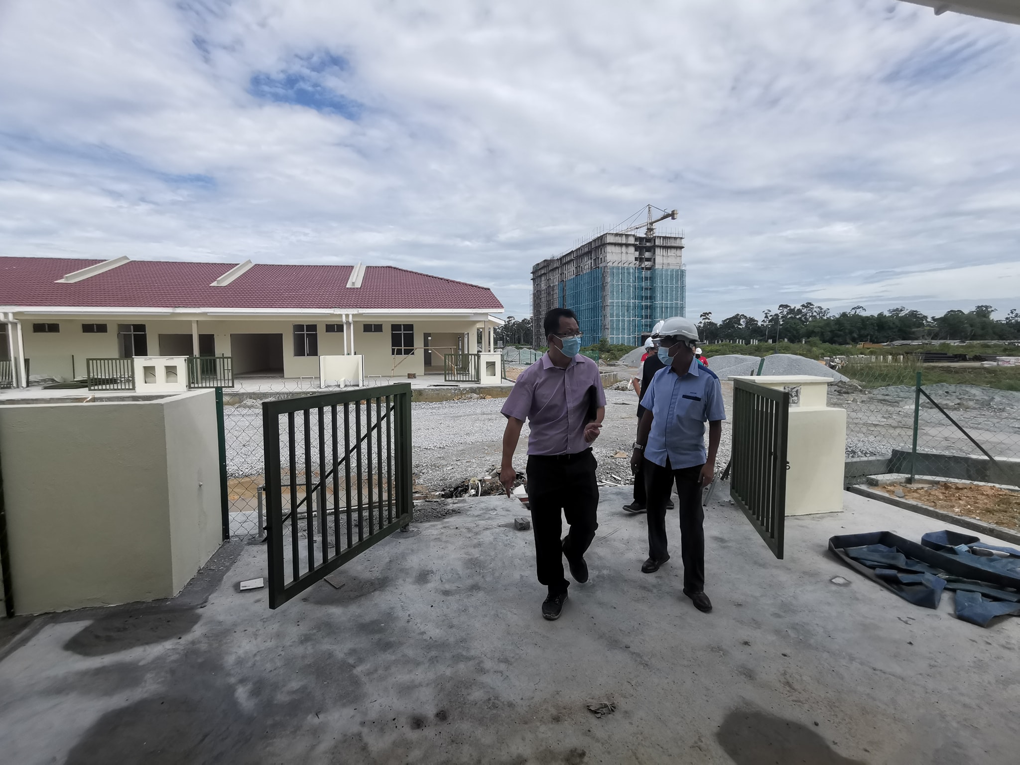 Lawatan Tapak Pengarah Eksekutif LPHS Di Mukim Morib LAWATAN TAPAK PENGARAH EKSEKUTIF LPHS BAGI PEMANTAUAN PEMBANGUNAN PANGSAPURI RUMAH SELANGORKU MORIB ANGGUN DAN RUMAH TERES SELANGORKU 1 TINGKAT 20' X 60' DI MUKIM MORIB, DAERAH KUALA LANGAT TARIKH: