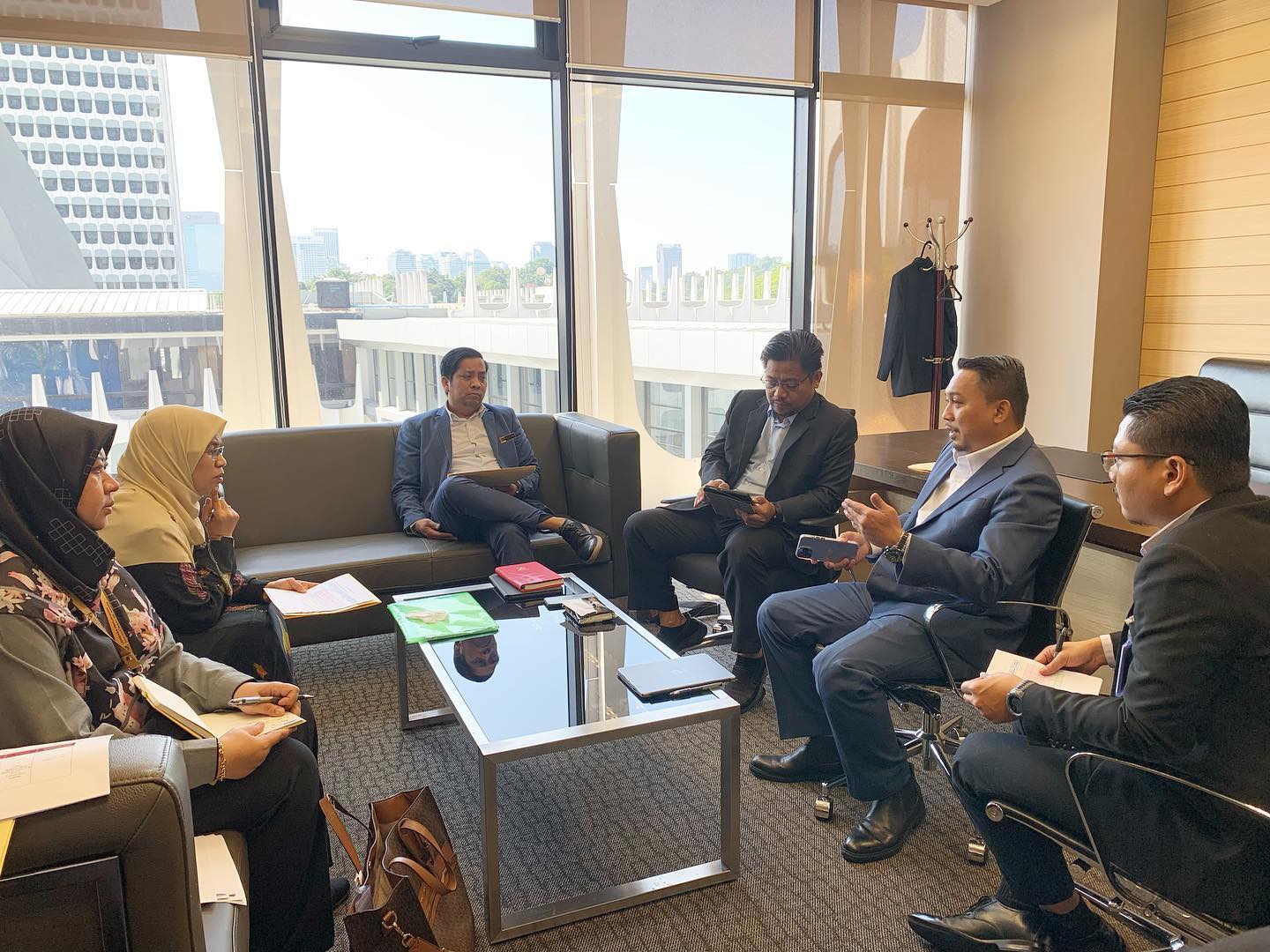 Mesyuarat Bersama YB Exco Perumahan dan YB Dr Wan Azizah, Ahli Parlimen Bandar Tun Razak Mesyuarat Bersama YB Exco Perumahan dan YB Dr Wan Azizah, Ahli Parlimen Bandar Tun Razak