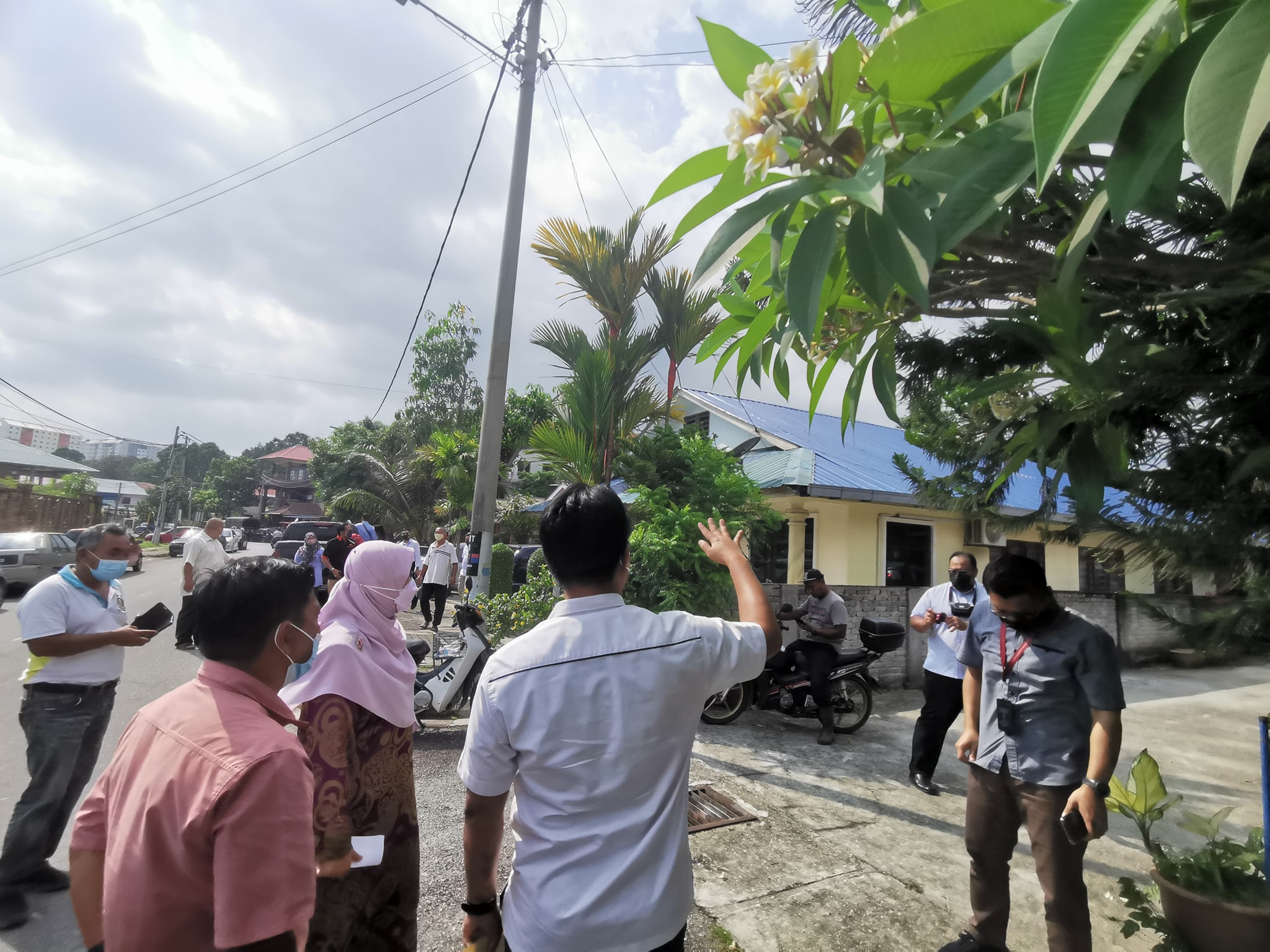 Lawatan Turun Padang Baikpulih Rumah Mangsa Banjir LAWATAN TURUN PADANG BAIKPULIH RUMAH MANGSA BANJIR DAERAH KLANG BERSAMA YANG BERHORMAT PUAN RODZIAH BINTI ISMAIL EXCO PERUMAHAN, KESEJAHTERAAN BANDAR DAN PEMBANGUNAN USAHAWAN NEGERI SELANGOR