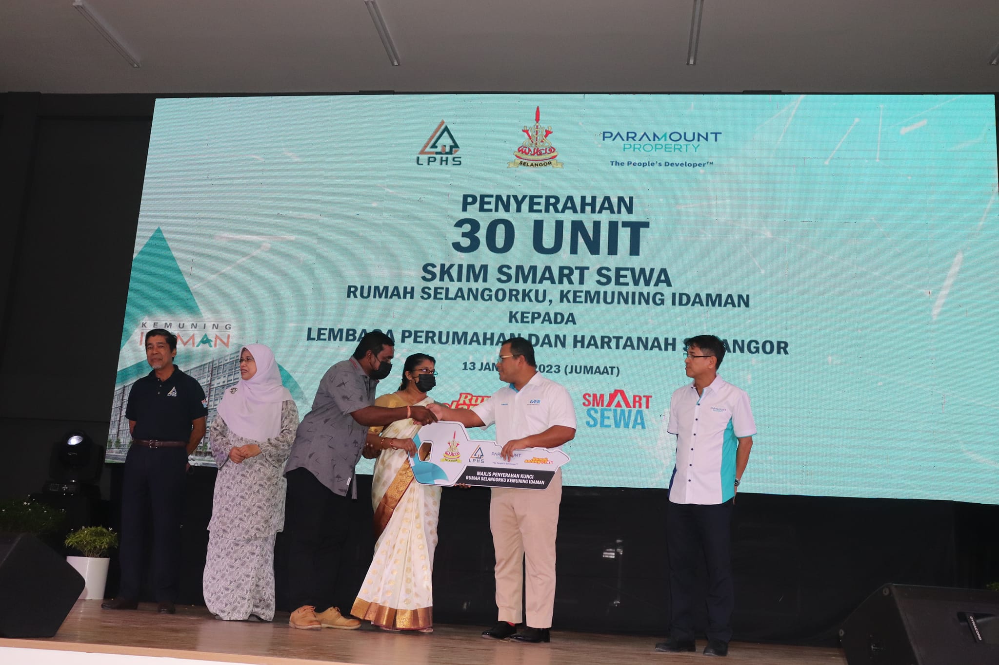 Majlis Penyerahan Kunci kepada pembeli Projek Rumah Selangorku Kemuning Idaman Majlis Penyerahan Kunci kepada pembeli Projek Rumah Selangorku Kemuning Idaman yang disempurnakan oleh YAB Dato’ Menteri Besar Selangor Tarikh : 13 Januari 2023 (Jumaat) M