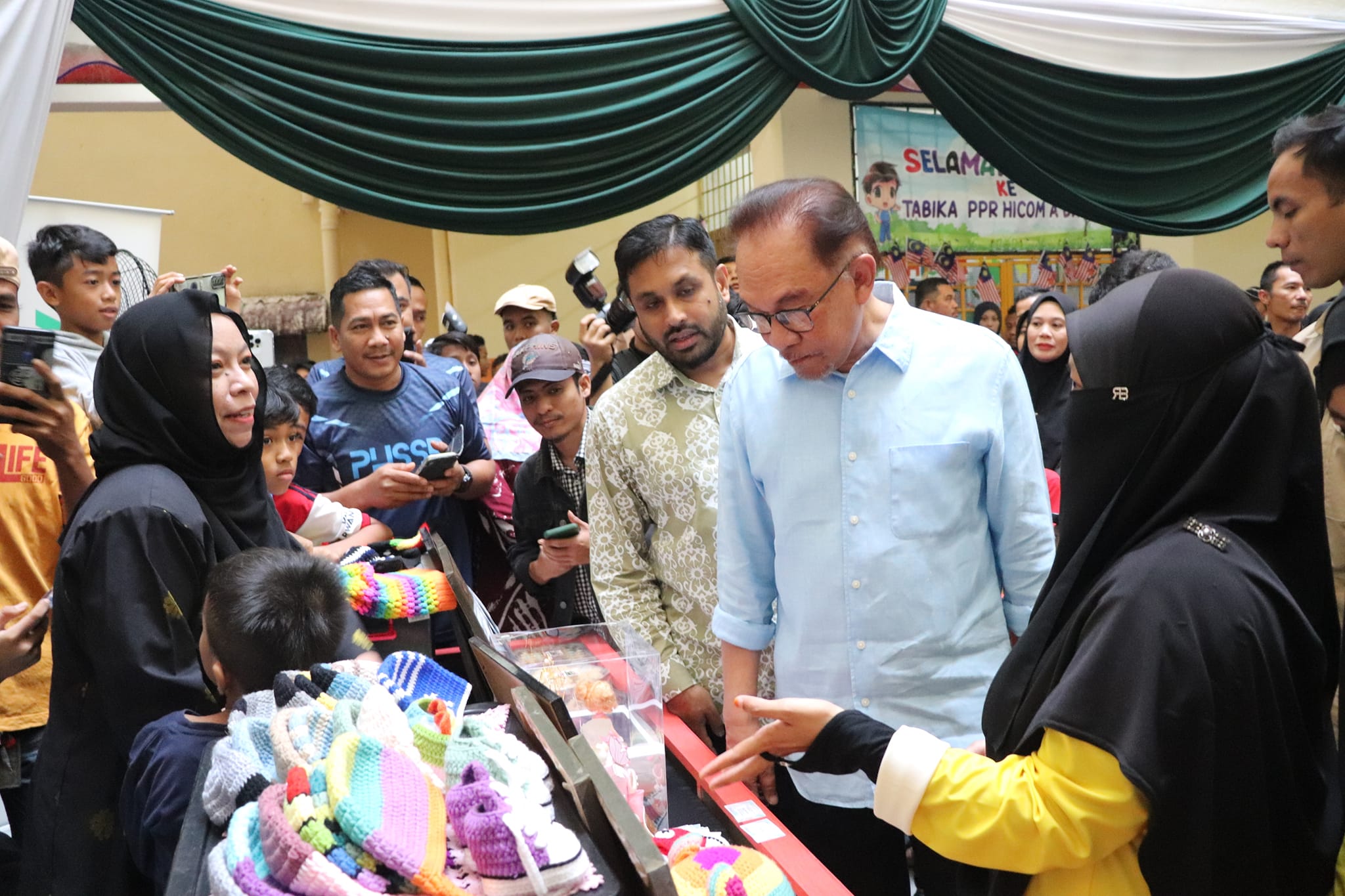 MAJLIS PELANCARAN PROGRAM KITA-UNTUK-KITA (K2K) DISEMPURNAKAN OLEH YAB DATO' SERI ANWAR BIN IBRAHIM MAJLIS PELANCARAN PROGRAM KITA-UNTUK-KITA (K2K) DISEMPURNAKAN OLEH YAB DATO' SERI ANWAR BIN IBRAHIM, PERDANA MENTERI MALAYSIA TARIKH: 8 APRIL 2023 (SA