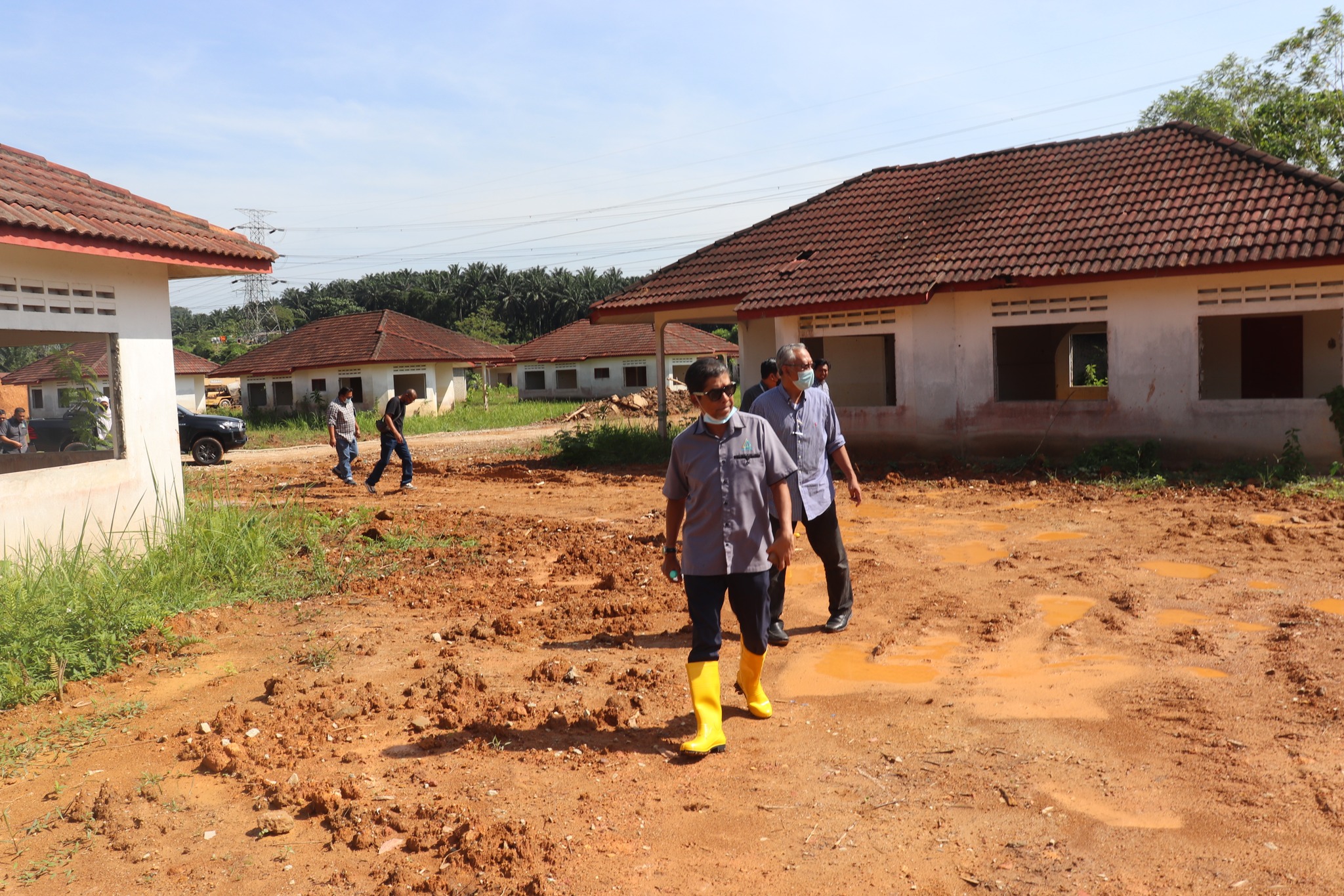 LAWATAN TAPAK BERSAMA PENGARAH EKSEKUTIF LPHS BAGI KERJA-KERJA PEMBINAAN KEMUDAHAN INFRASTRUKTUR LAWATAN TAPAK BERSAMA PENGARAH EKSEKUTIF LPHS BAGI KERJA-KERJA PEMBINAAN KEMUDAHAN INFRASTRUKTUR LUAR DI TAPAK PROJEK PEMBESARAN KAMPUNG KOSKAN, MUKIM SE