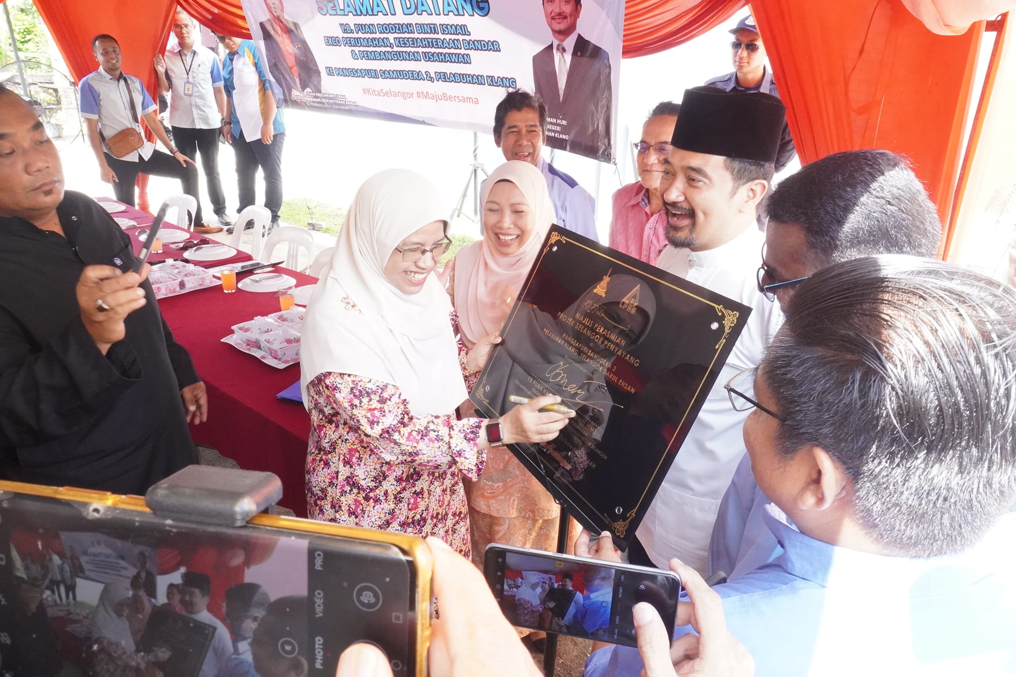 SEKITAR MAJLIS PERASMIAN PROJEK SELANGOR PENYAYANG DI PANGSAPURI SAMUDERA 2 MASA: 11.30 PAGI TEMPAT: PERKARANGAN TEMPAT LETAK KERETA, PANGSAPURI SAMUDERA 2, PELABUHAN KLANG DISEMPURNAKAN: YB. PUAN HAJAH RODZIAH BINTI ISMAIL EXCO PERUMAHAN, KESEJAHTER