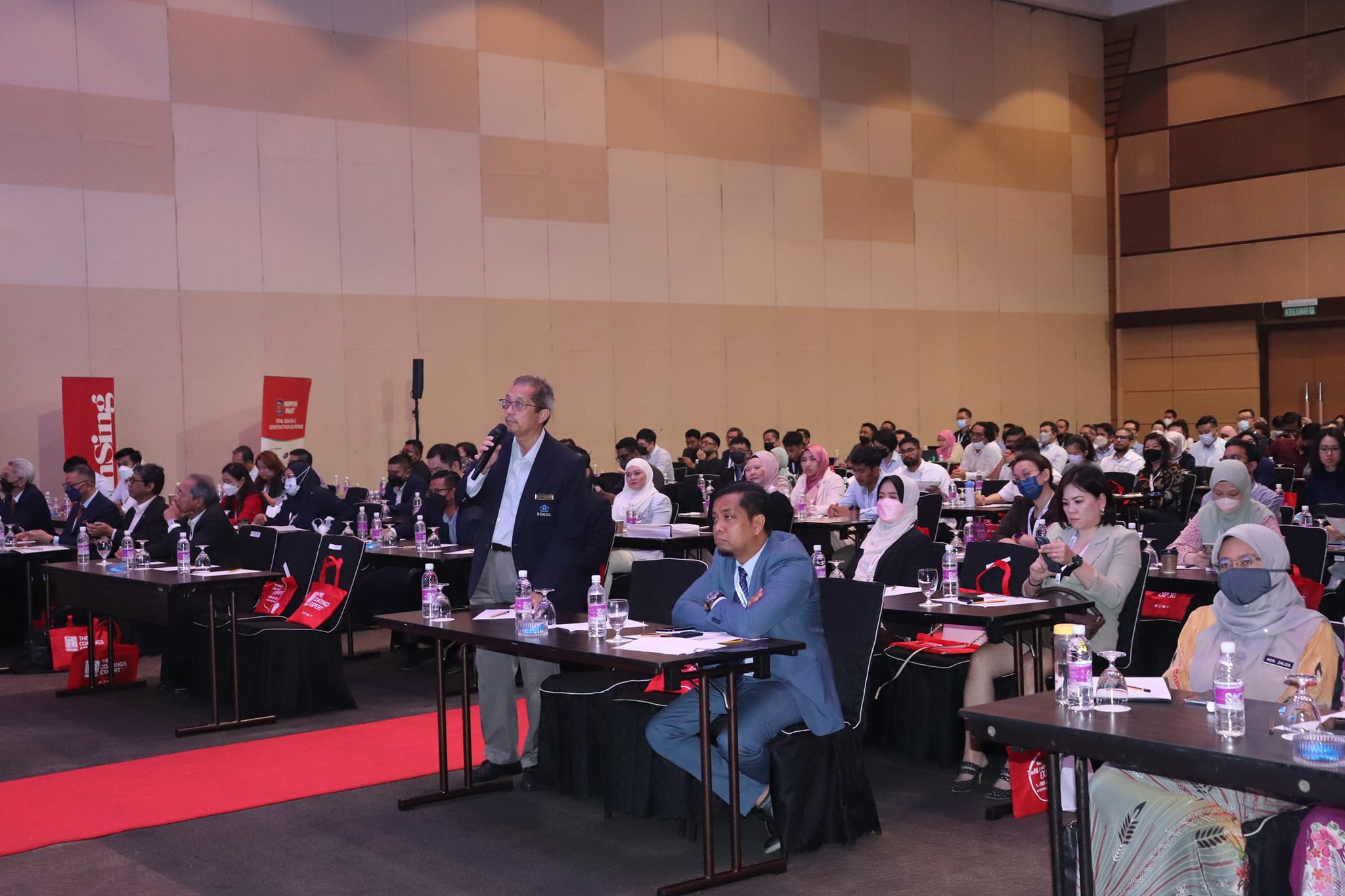 REHDA SELANGOR HOUSING CONVENTION 2022 REHDA SELANGOR HOUSING CONVENTION 2022 'Policies and Regulatory Updates Impacting the Housing Industry' Tarikh: 20 Oktober 2022 (Khamis) Tempat: Shah Alam Convention Centre (SACC) Perasmian Oleh: YAB Dato' Seri