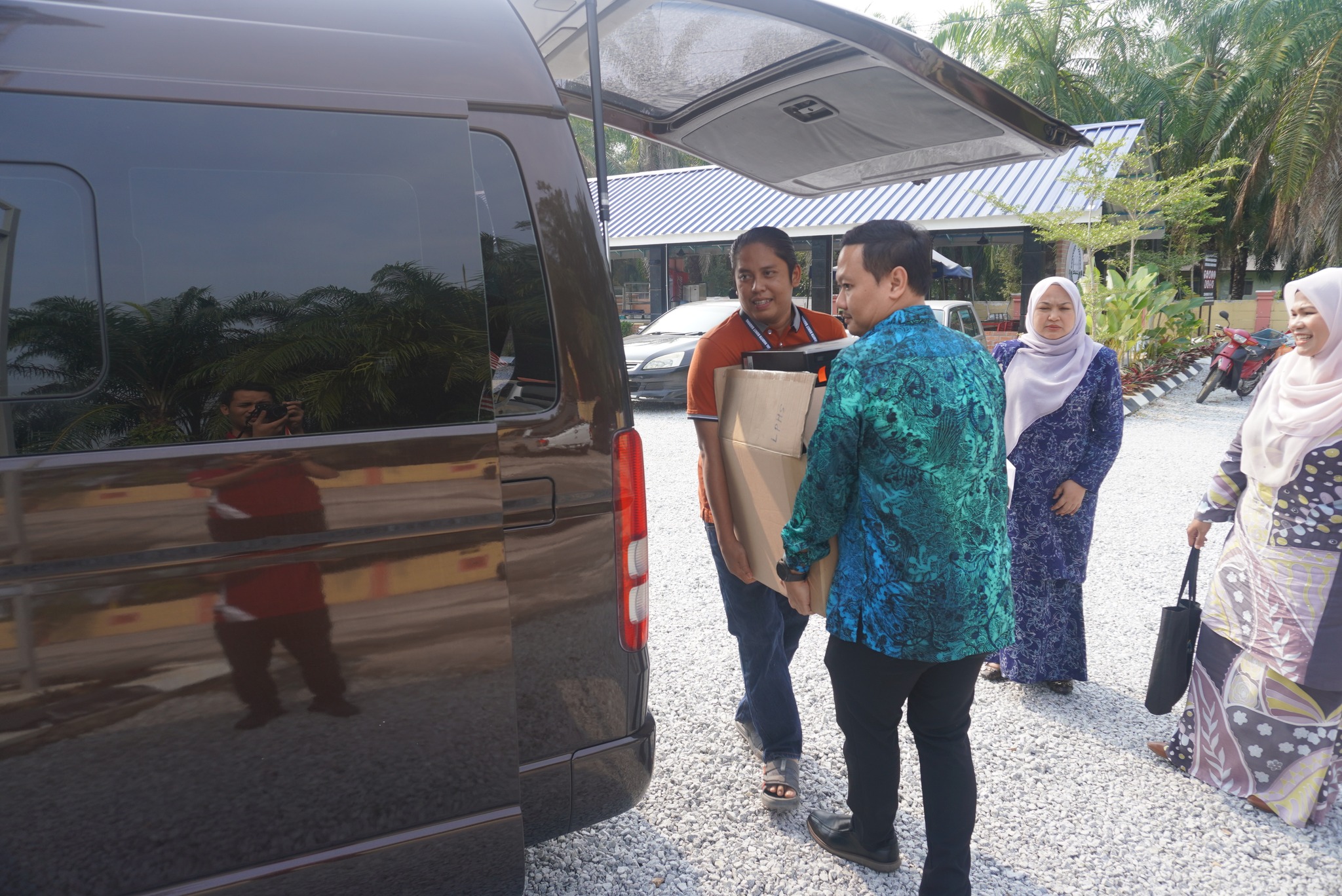 Majlis Penyerahan Komputer Terpakai LPHS Kepada Darul Quran Wal Hadith Majlis Penyerahan Komputer Terpakai LPHS Kepada Darul Quran Wal Hadith Bukit Badong, Kampung Bukit Badong, 45600 Bestari Jaya, Selangor Darul Ehsan