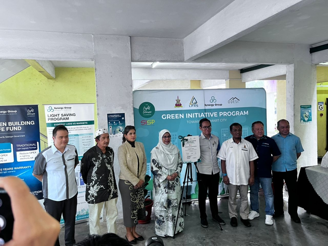 PELANCARAN PEMASANGAN LAMPU LED DI BAWAH PROGRAM INISIATIF BANGUNAN HIJAU (GREEN INITIATIVE PROGRAM) PELANCARAN PEMASANGAN LAMPU LED DI BAWAH PROGRAM INISIATIF BANGUNAN HIJAU (GREEN INITIATIVE PROGRAM)