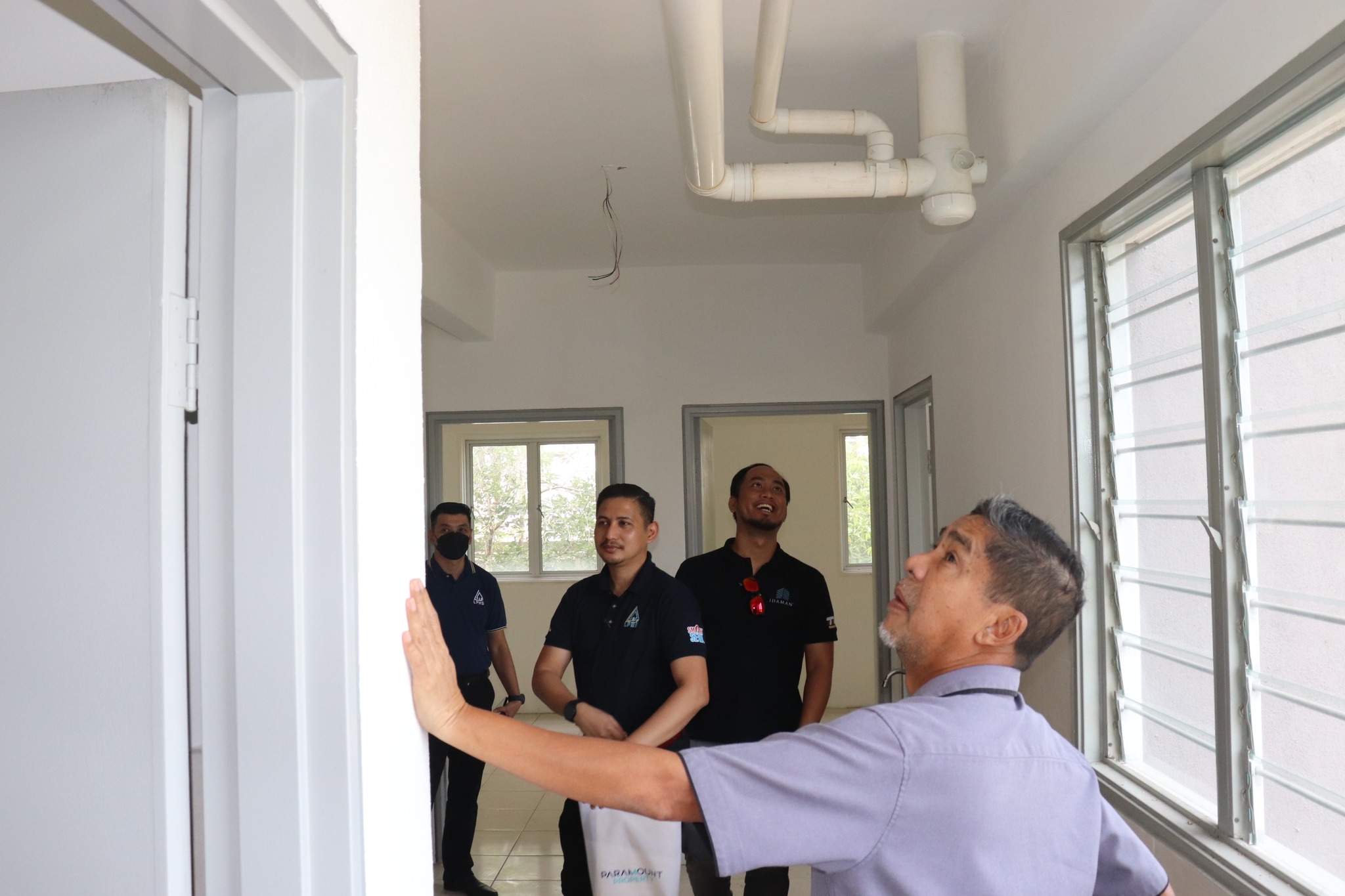 LAWATAN TAPAK BERSAMA PENGARAH EKSEKUTIF LPHS BAGI PROJEK RUMAH KOS RENDAH PANGSAPURI PELANGI INDAH LAWATAN TAPAK BERSAMA PENGARAH EKSEKUTIF LPHS BAGI PROJEK RUMAH KOS RENDAH PANGSAPURI PELANGI INDAH OLEH TETUAN ENG ANN REALTY COMPANY SDN. BHD. TARIK
