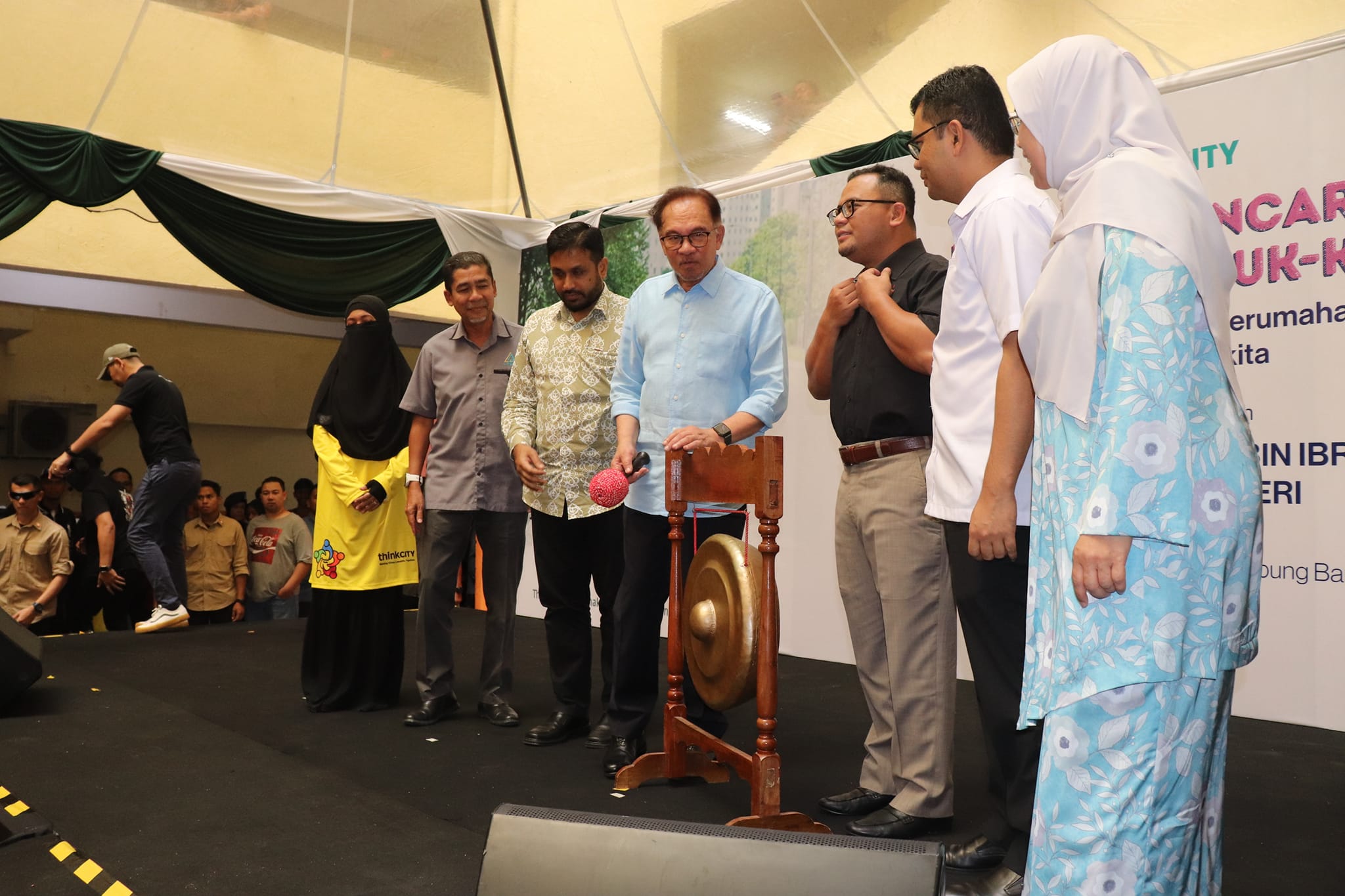 MAJLIS PELANCARAN PROGRAM KITA-UNTUK-KITA (K2K) DISEMPURNAKAN OLEH YAB DATO' SERI ANWAR BIN IBRAHIM MAJLIS PELANCARAN PROGRAM KITA-UNTUK-KITA (K2K) DISEMPURNAKAN OLEH YAB DATO' SERI ANWAR BIN IBRAHIM, PERDANA MENTERI MALAYSIA TARIKH: 8 APRIL 2023 (SA