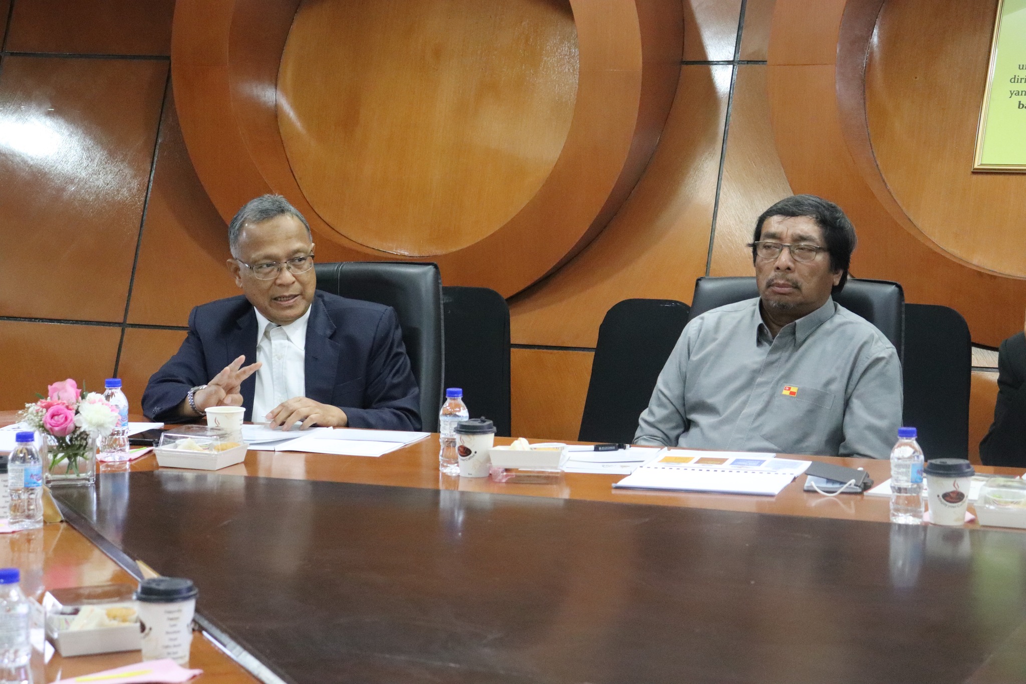 KUNJUNGAN HORMAT PERBADANAN WAKAF SELANGOR (PWS) KE LEMBAGA PERUMAHAN DAN HARTANAH SELANGOR (LPHS) KUNJUNGAN HORMAT PERBADANAN WAKAF SELANGOR (PWS) KE LEMBAGA PERUMAHAN DAN HARTANAH SELANGOR (LPHS)