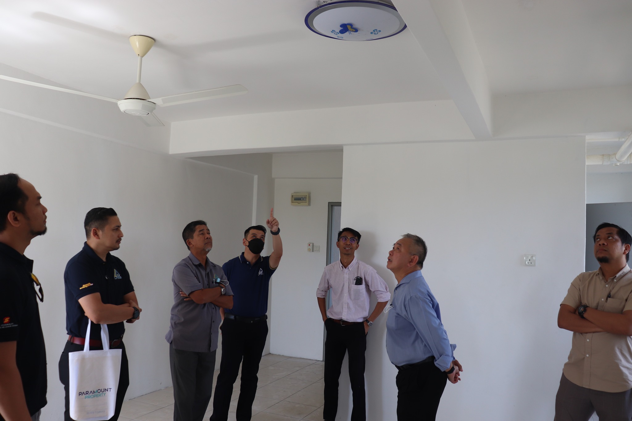 LAWATAN TAPAK BERSAMA PENGARAH EKSEKUTIF LPHS BAGI PROJEK RUMAH KOS RENDAH PANGSAPURI PELANGI INDAH LAWATAN TAPAK BERSAMA PENGARAH EKSEKUTIF LPHS BAGI PROJEK RUMAH KOS RENDAH PANGSAPURI PELANGI INDAH OLEH TETUAN ENG ANN REALTY COMPANY SDN. BHD. TARIK