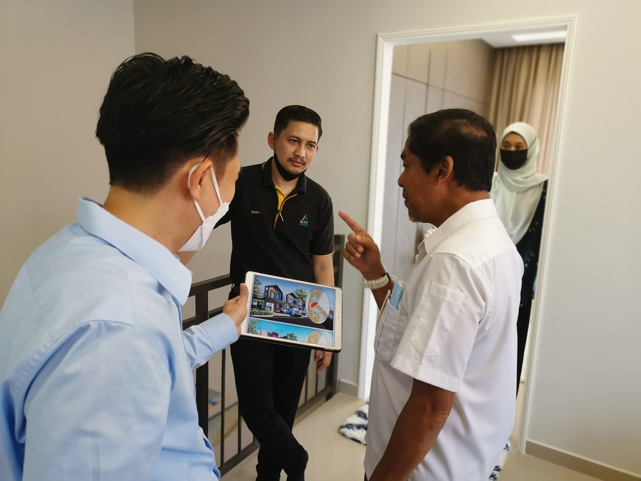 LAWATAN TAPAK BERSAMA PENGARAH EKSEKUTIF LPHS DI DAERAH HULU SELANGOR TARIKH: 2 JUN 2022 (KHAMIS) MASA: 11.00 PAGI TAPAK PROJEK: RUMAH SELANGORKU JENIS D (TERES 1 TINGKAT (20' X 60') ION BELIAN GARDEN, MUKIM BATANG KALI, DAERAH HULU SELANGOR PEMAJU: