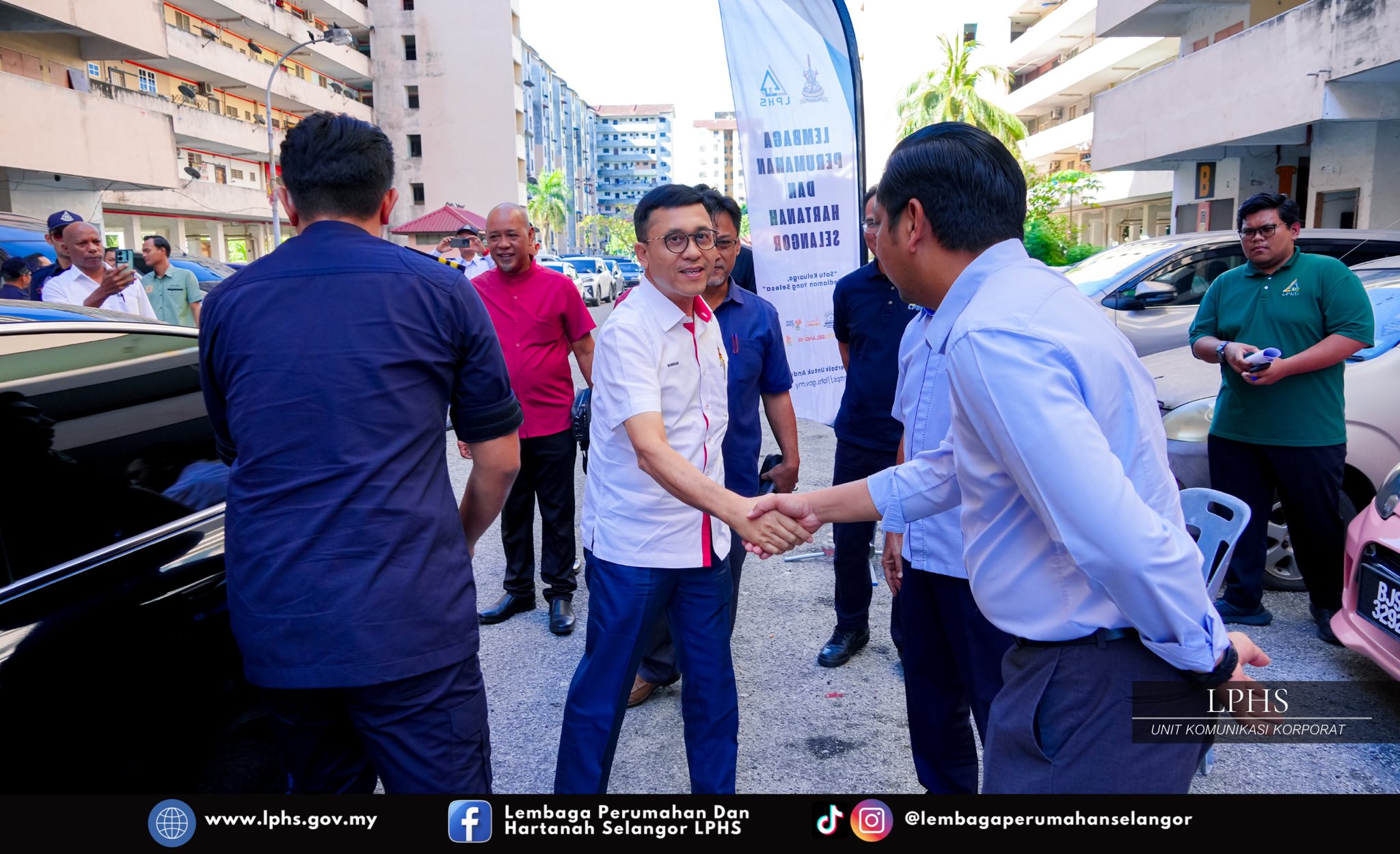 MAJLIS PENYERAHAN SIAP KERJA BAIK PULIH SEMULA PENDAWAIAN ELEKTRIK DAN PENYERAHAN BAKUL MAKANAN