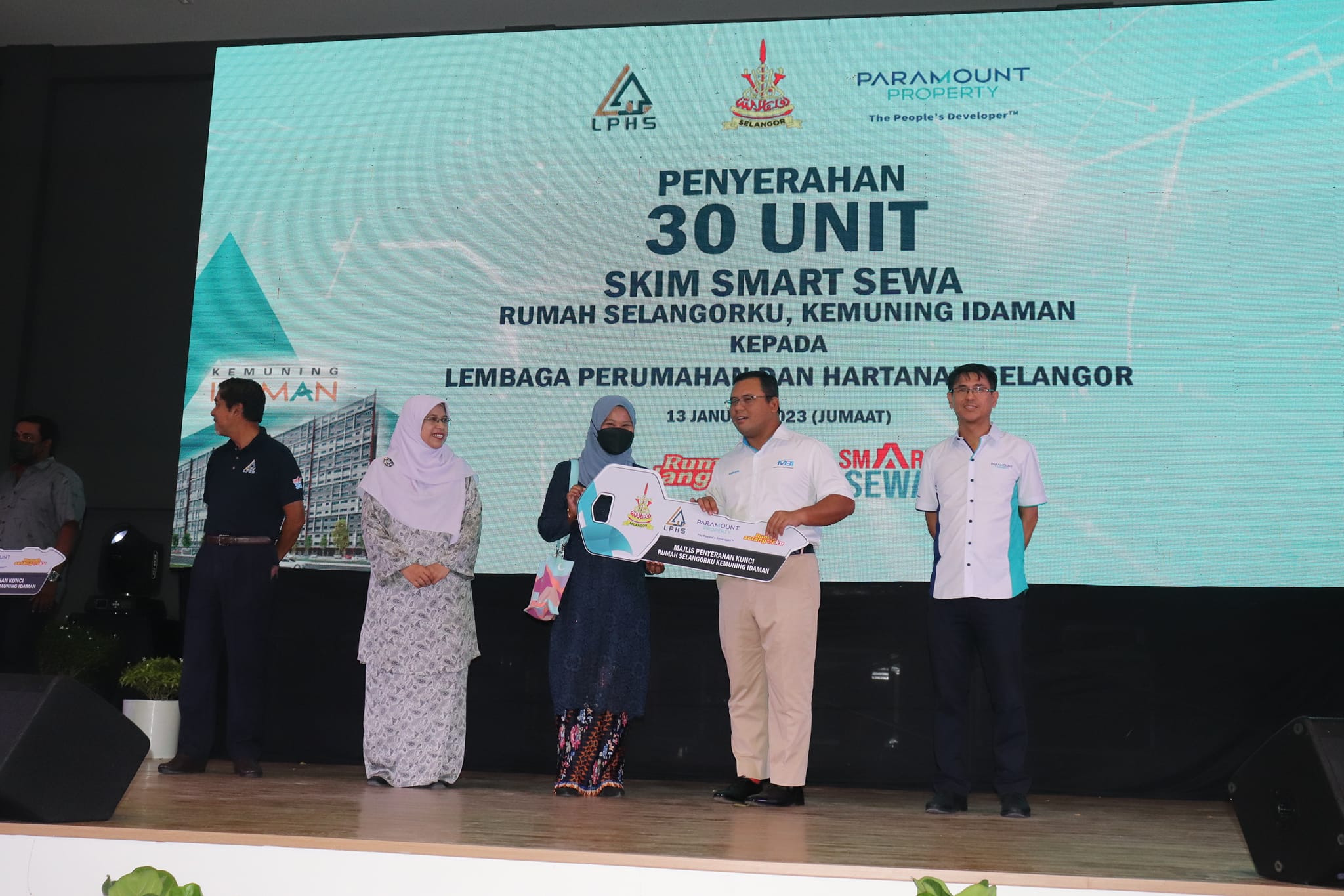 Majlis Penyerahan Kunci kepada pembeli Projek Rumah Selangorku Kemuning Idaman Majlis Penyerahan Kunci kepada pembeli Projek Rumah Selangorku Kemuning Idaman yang disempurnakan oleh YAB Dato’ Menteri Besar Selangor Tarikh : 13 Januari 2023 (Jumaat) M