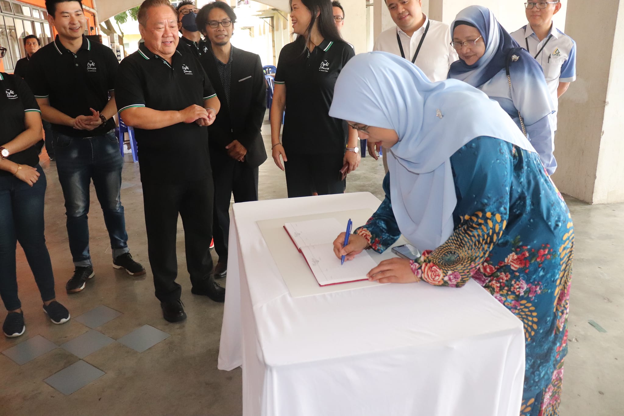 MAJLIS PELANCARAN PEMASANGAN LAMPU LED DI BAWAH PROGRAM INISIATIF BANGUNAN HIJAU MAJLIS PELANCARAN PEMASANGAN LAMPU LED DI BAWAH PROGRAM INISIATIF BANGUNAN HIJAU DI PANGSAPURI VISTA SERI PUTRA, BANDAR SERI PUTRA, KAJANG DISEMPURNAKAN OLEH: YB PUAN HA