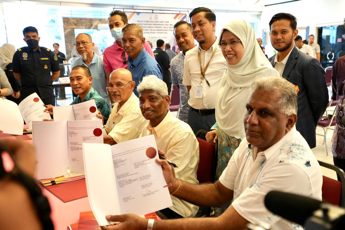 Majlis cabutan undi unit Rumah IDAMAN oleh bekas pemain Bola Sepak Selangor. Majlis cabutan undi unit dan menandatangani penjanjian jual beli Rumah IDAMAN ABADI oleh 26 bekas pemain Persatuan Bola Sepak Selangor. Dengan termeterainya perjanjian ini m