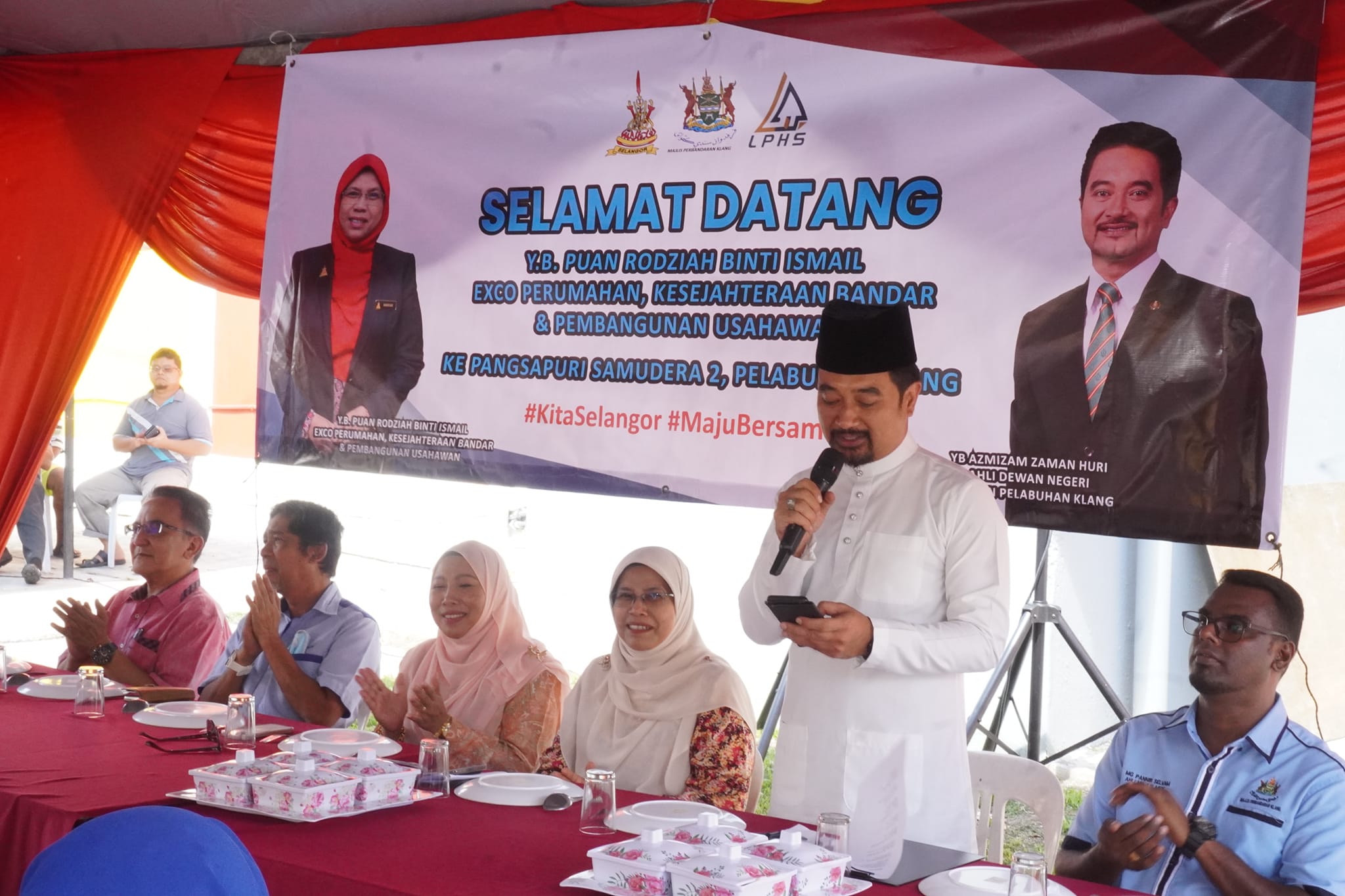 SEKITAR MAJLIS PERASMIAN PROJEK SELANGOR PENYAYANG DI PANGSAPURI SAMUDERA 2 MASA: 11.30 PAGI TEMPAT: PERKARANGAN TEMPAT LETAK KERETA, PANGSAPURI SAMUDERA 2, PELABUHAN KLANG DISEMPURNAKAN: YB. PUAN HAJAH RODZIAH BINTI ISMAIL EXCO PERUMAHAN, KESEJAHTER