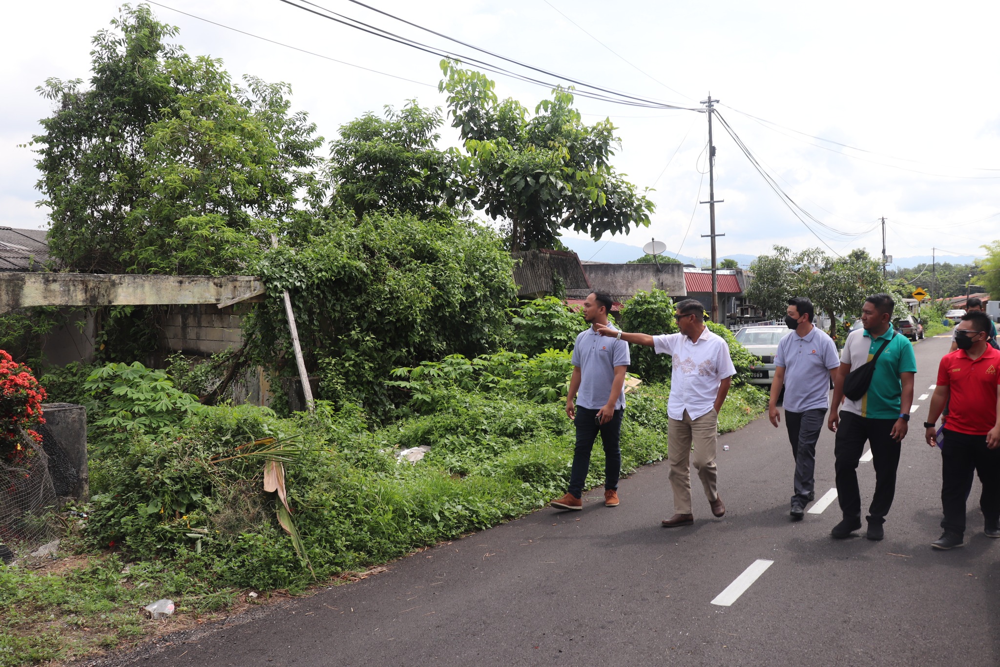 LAWATAN TAPAK BERSAMA PENGARAH EKSEKUTIF LAWATAN TAPAK BERSAMA PENGARAH EKSEKUTIF KE TAPAK CADANGAN KERJA-KERJA PEMBERSIHAN RUMAH AWAM KOS RENDAH (RAKR) PERAMPASAN TARIKH: 29 SEPTEMBER 2022 (KHAMIS) MASA: 9.00 PAGI TEMPAT: RUMAH AWAM KOS RENDAH (RAKR
