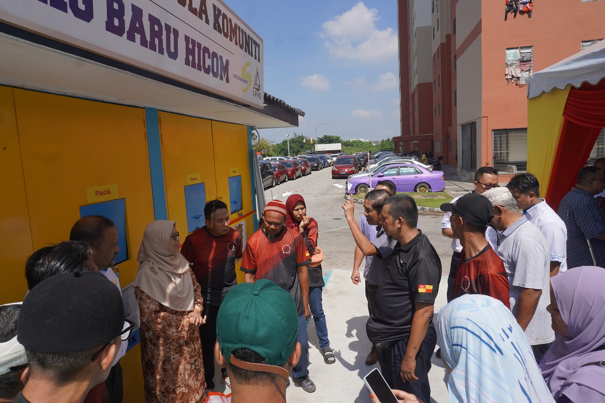 MAJLIS PERASMIAN PUSAT KITAR SEMULA PPR KAMPUNG BARU HICOM MASA: 11.00 PAGI BERTEMPAT: BLOK B, PPR HICOM DISEMPURNAKAN OLEH: Y. B. PUAN RODZIAH BINTI ISMAIL EXCO PERUMAHAN, KESEJAHTERAAN BANDAR DAN PEMBANGUNAN USAHAWAN NEGERI SELANGOR